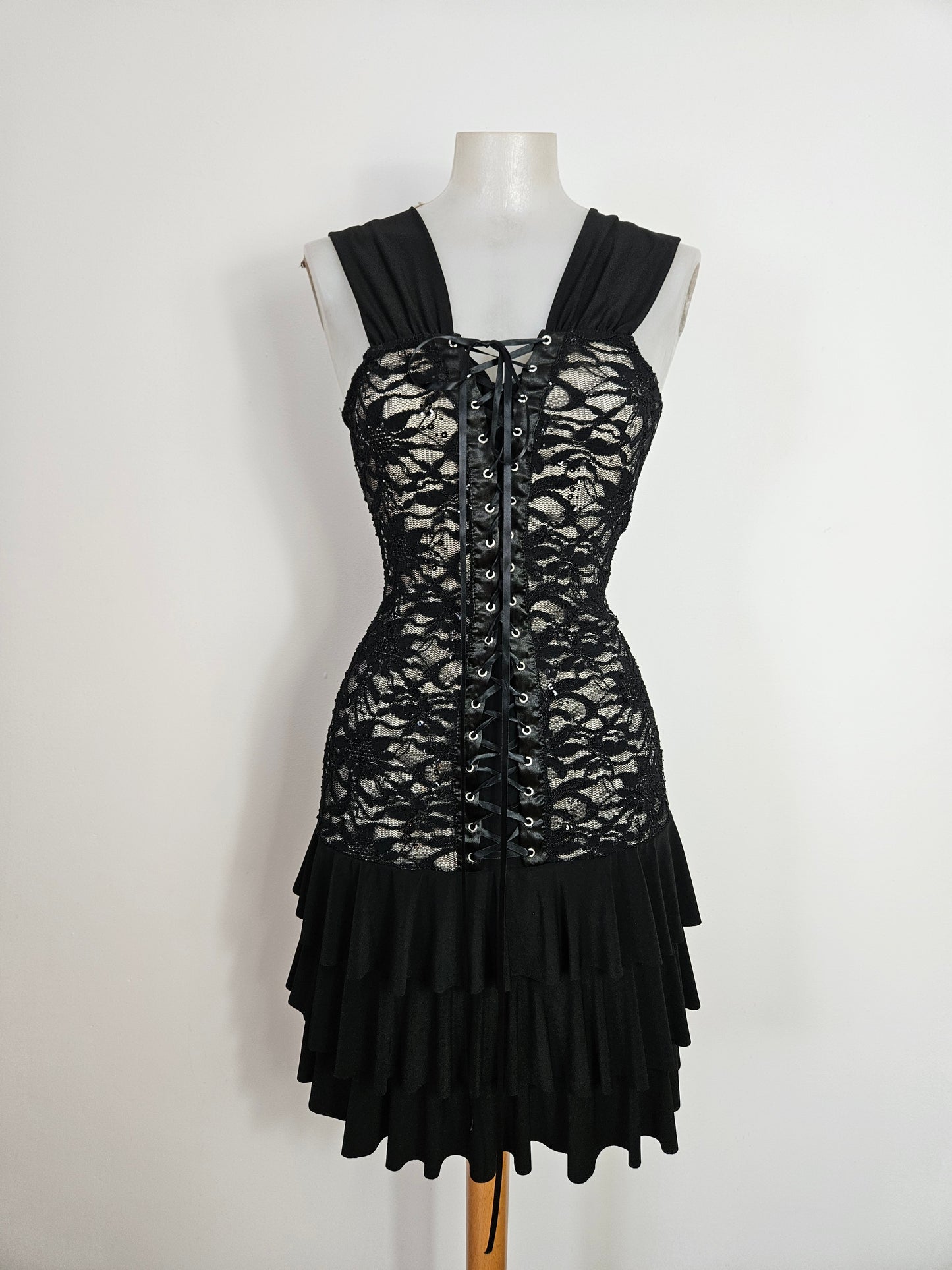 Vestido negro y beige con encaje y lentejuelas
