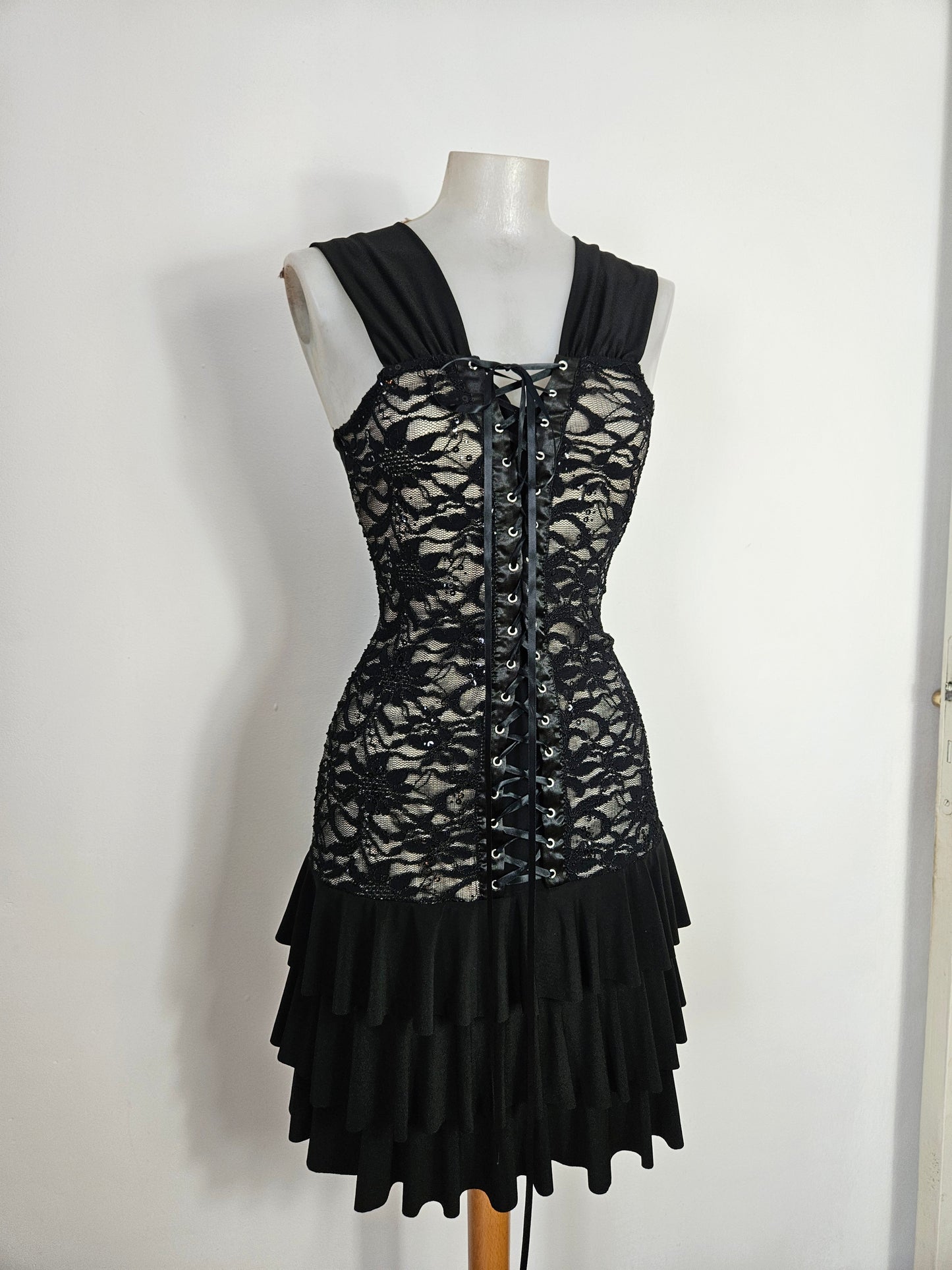 Vestido negro y beige con encaje y lentejuelas