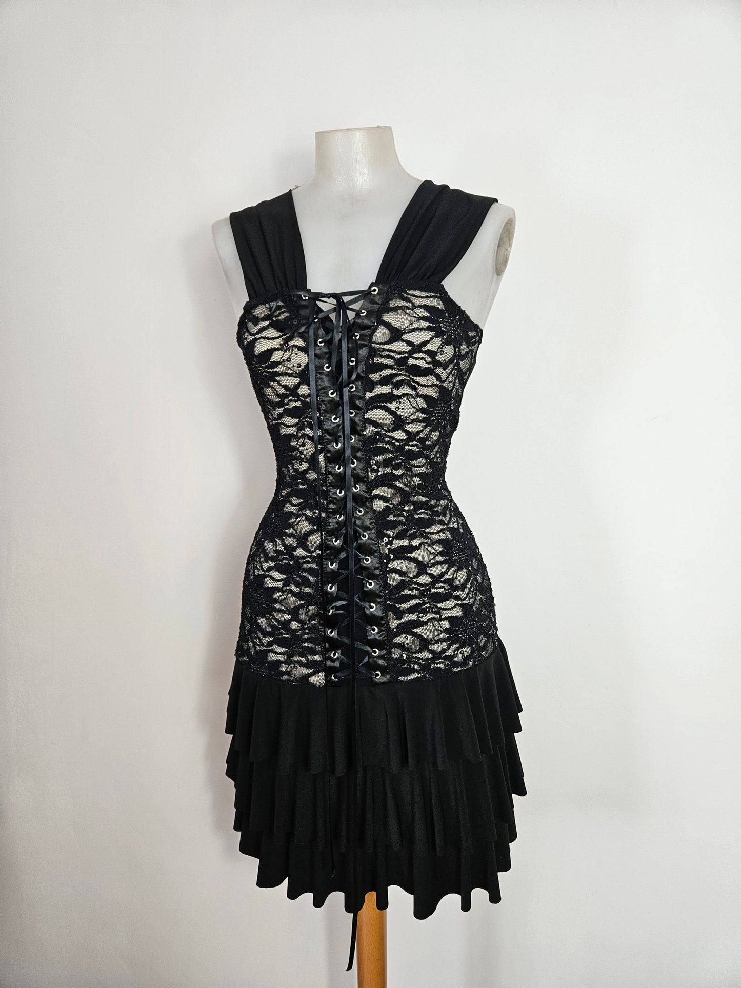 Vestido negro y beige con encaje y lentejuelas