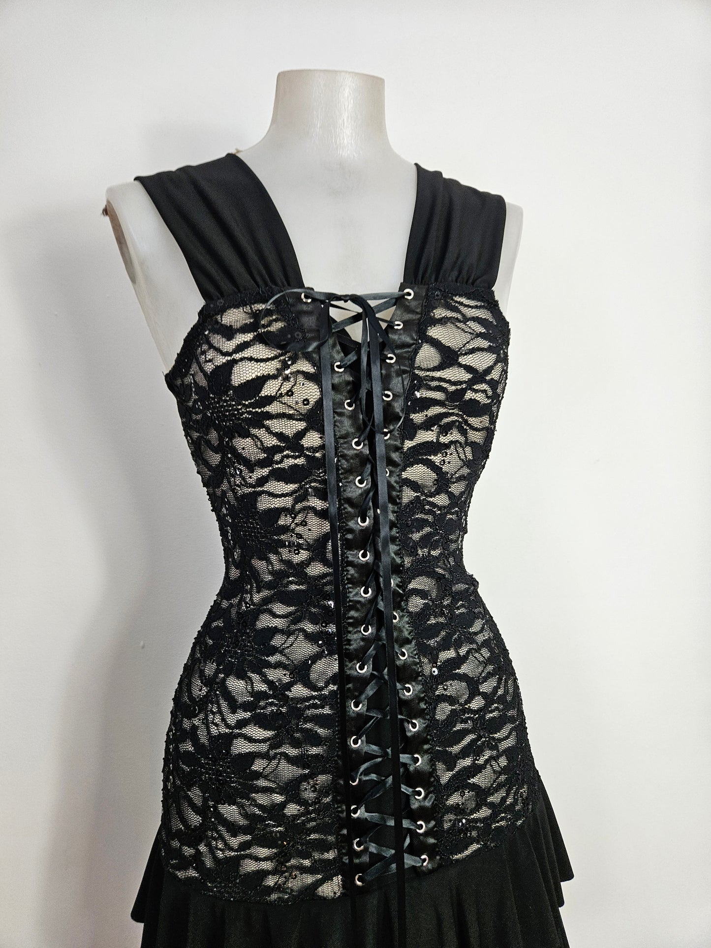 Vestido negro y beige con encaje y lentejuelas