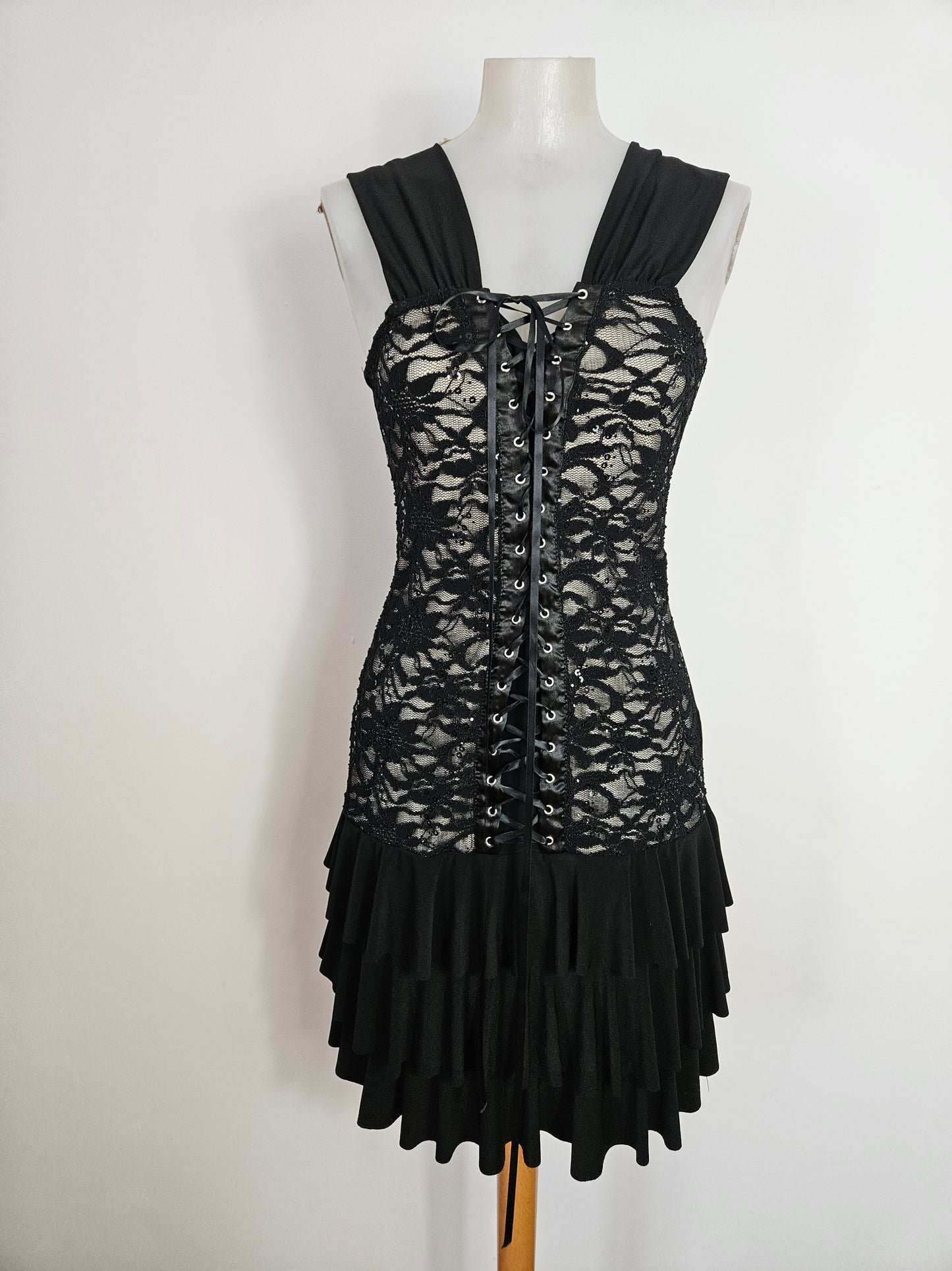 Vestido negro y beige con encaje y lentejuelas