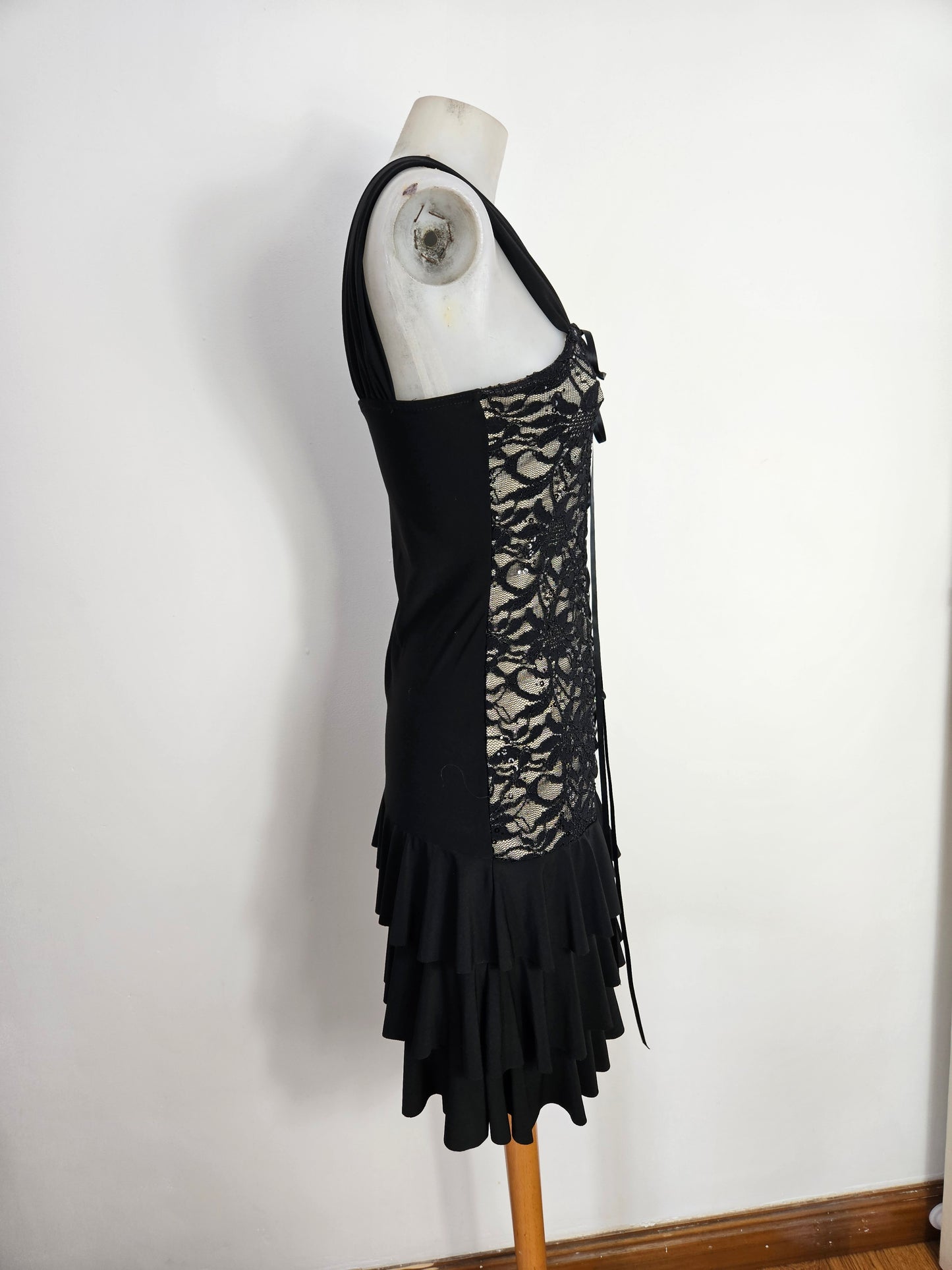 Vestido negro y beige con encaje y lentejuelas