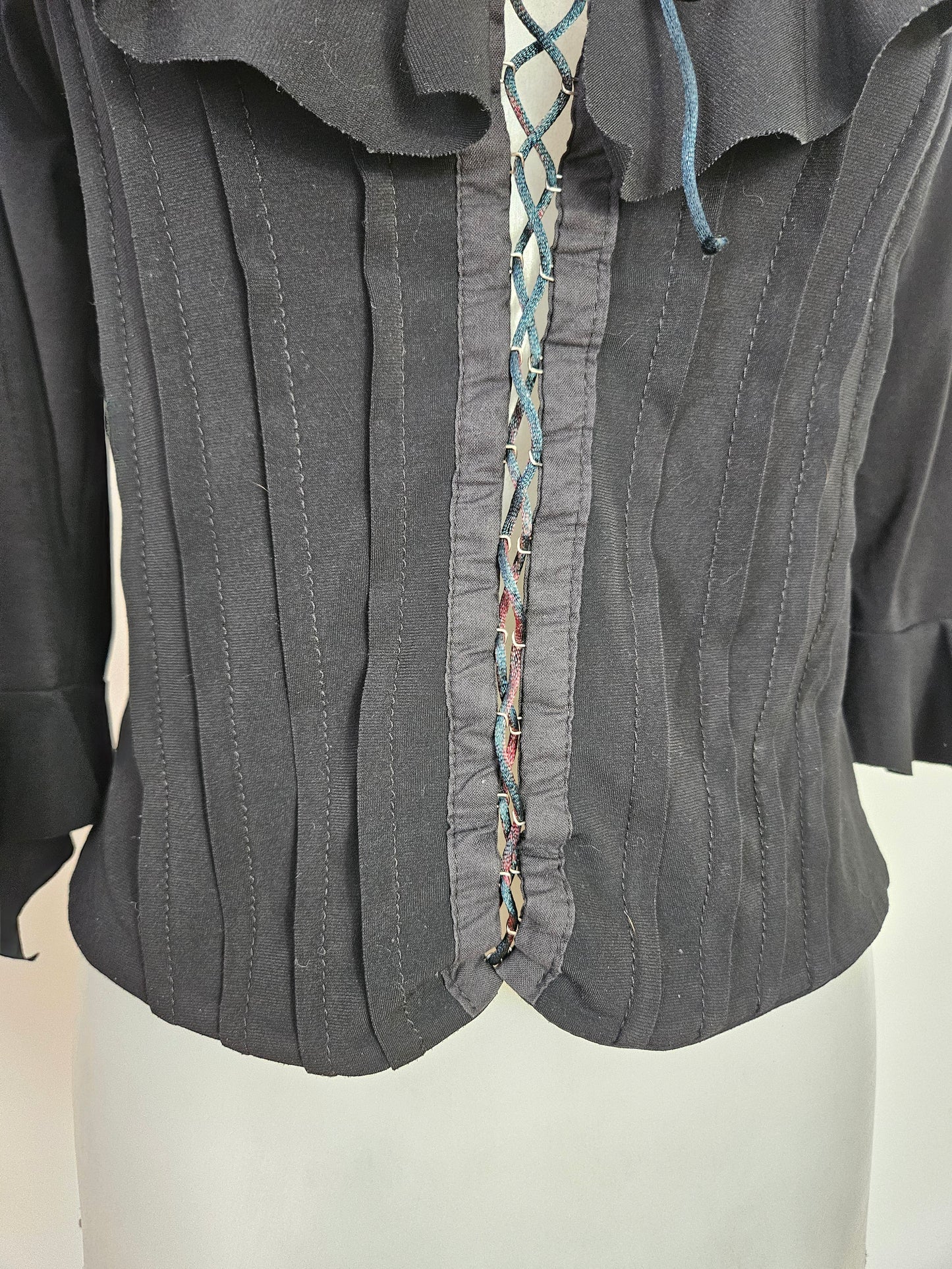 Top negro con cordones