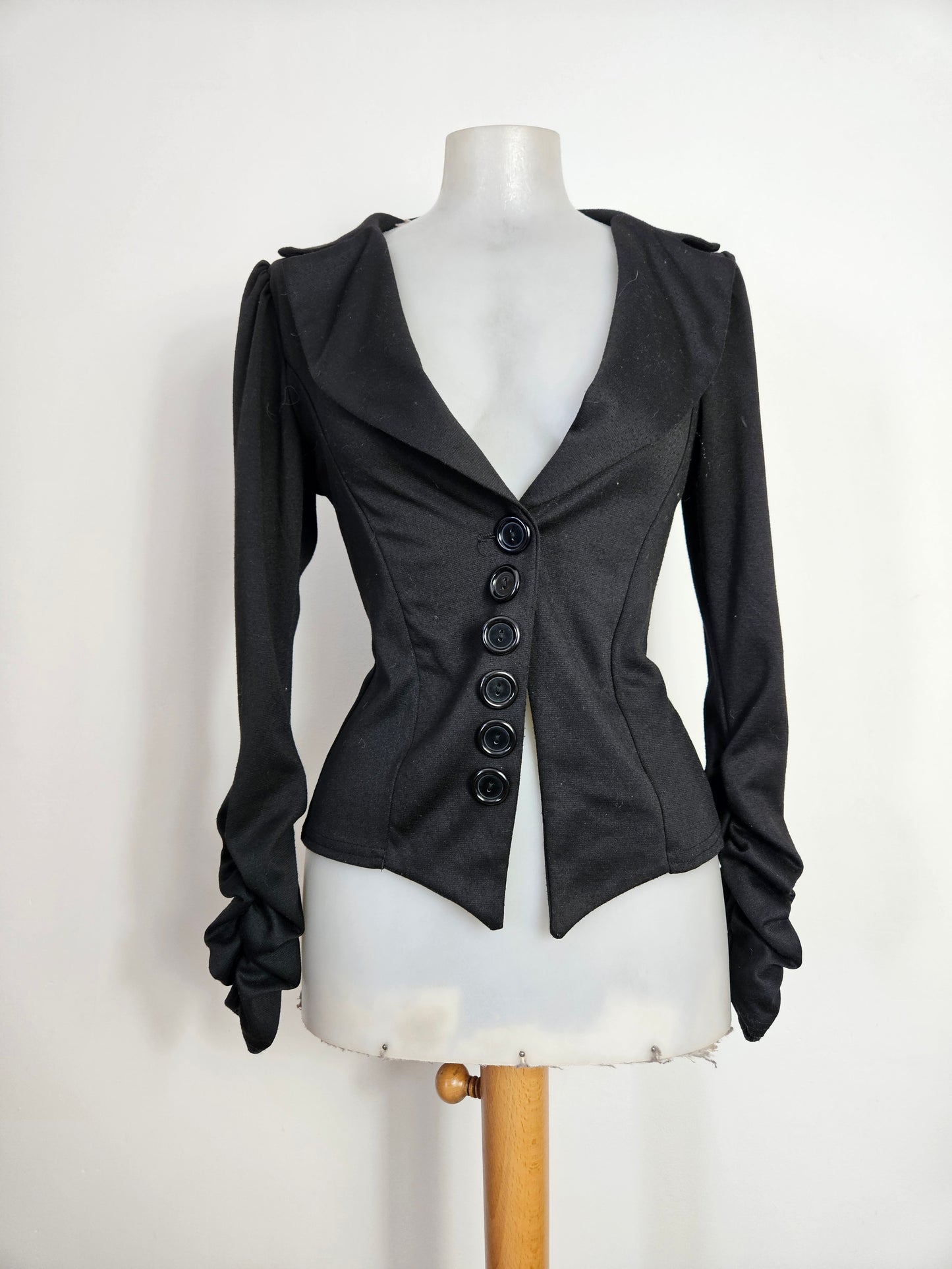 Haut asymétrique noire détails boutonnage