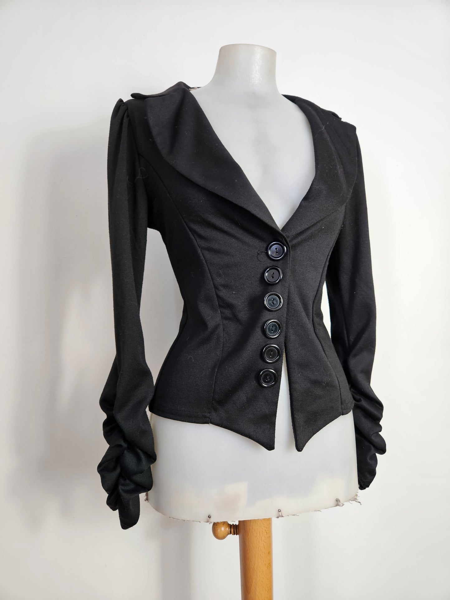 Haut asymétrique noire détails boutonnage