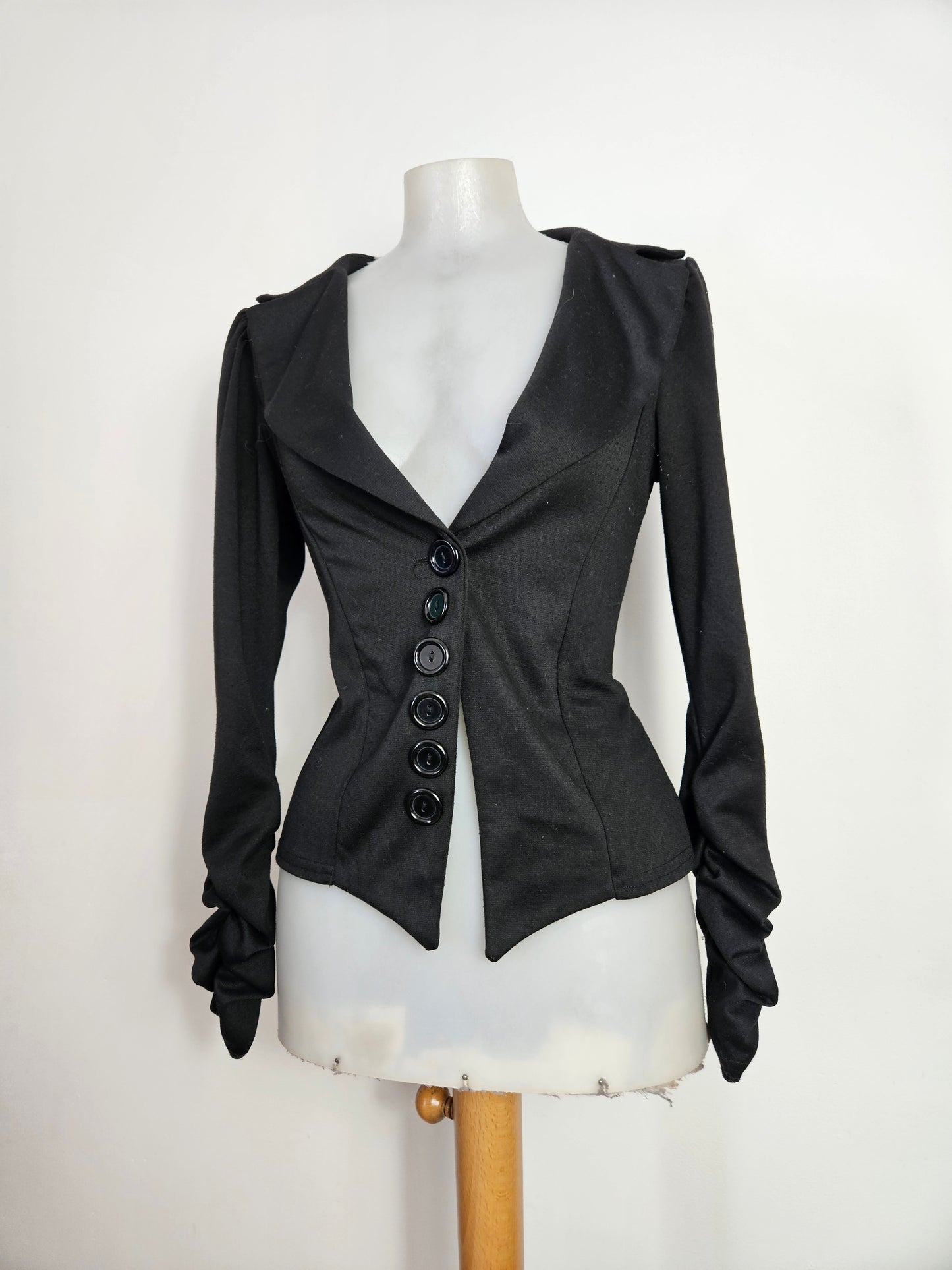 Haut asymétrique noire détails boutonnage