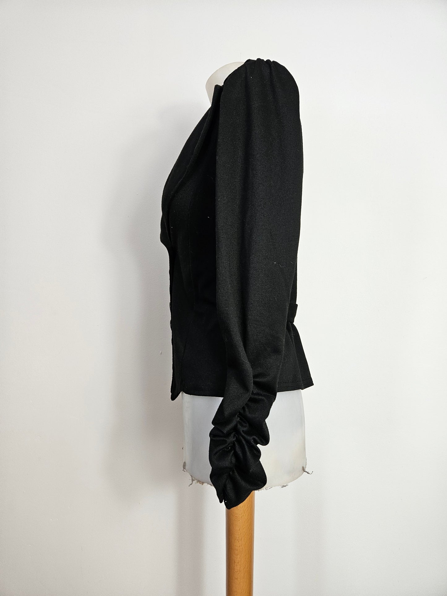 Haut asymétrique noire détails boutonnage