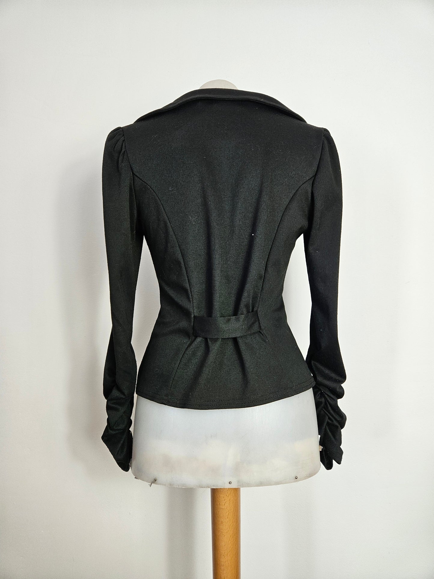 Haut asymétrique noire détails boutonnage