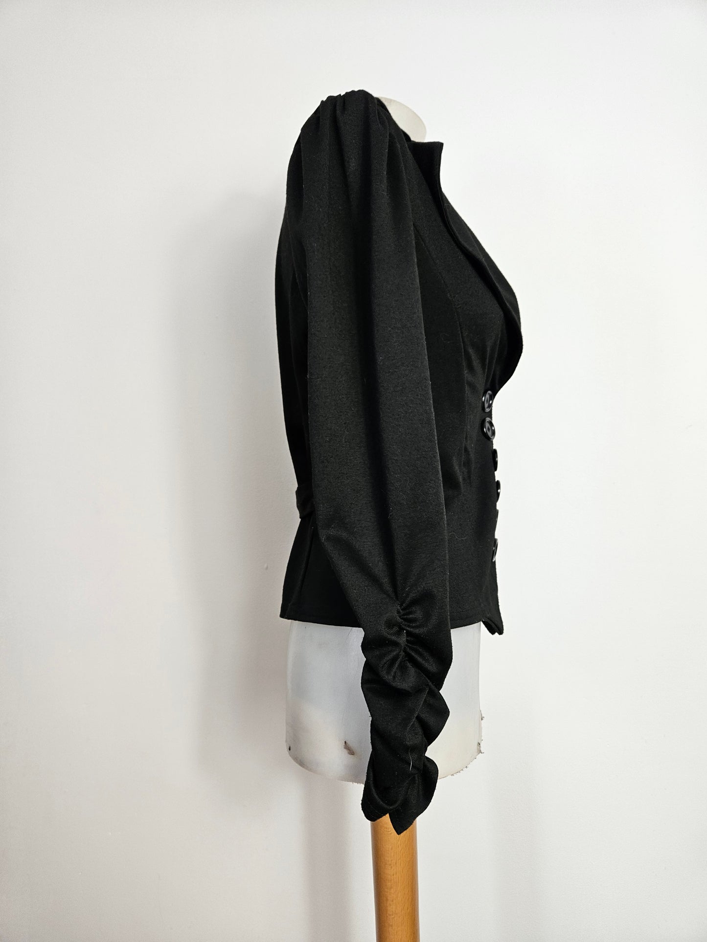 Haut asymétrique noire détails boutonnage