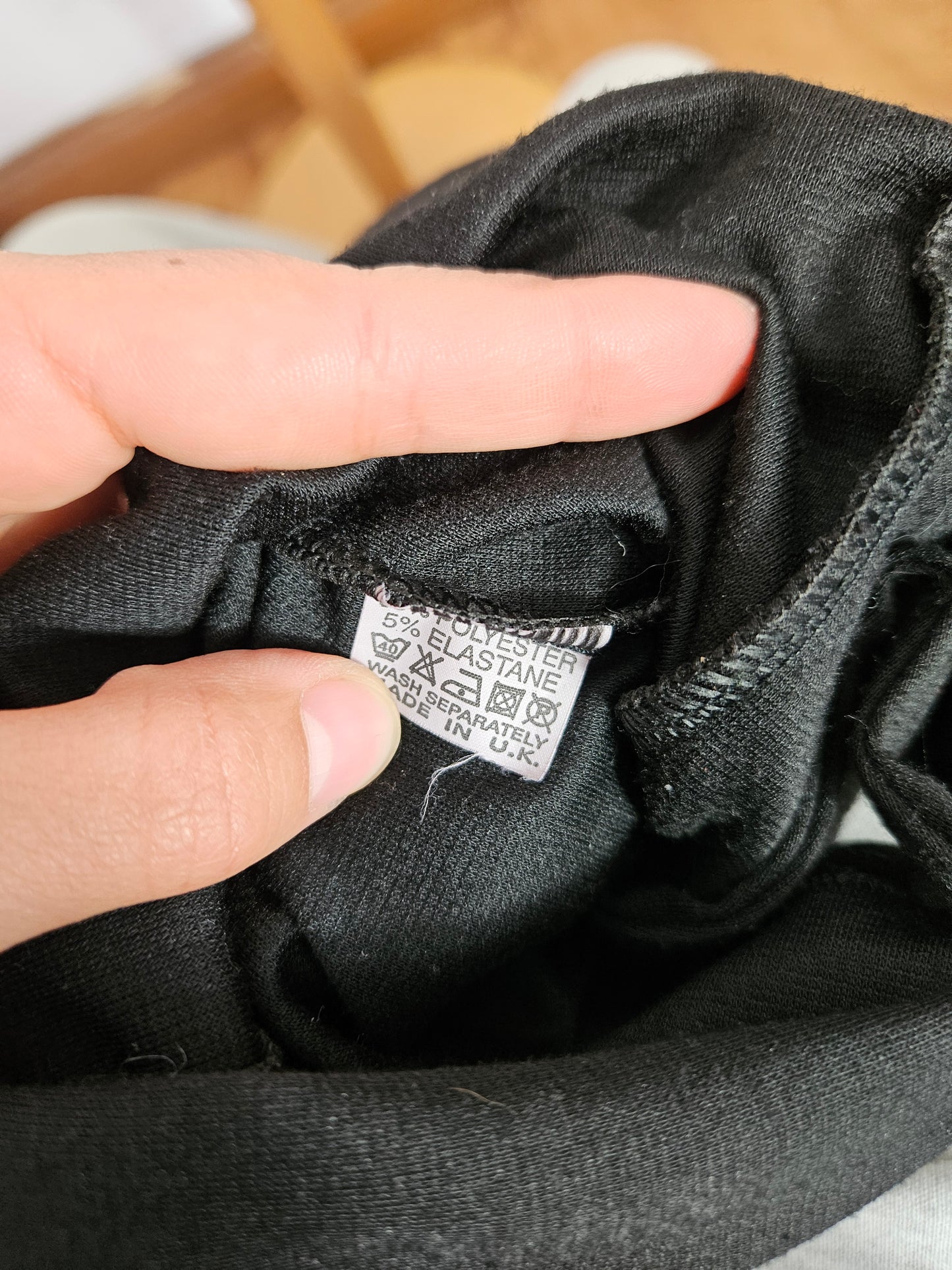 Haut asymétrique noire détails boutonnage