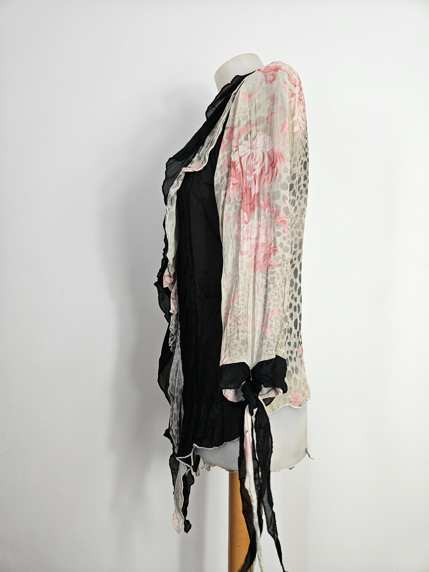 Chemisier en voile fleuri et noir
