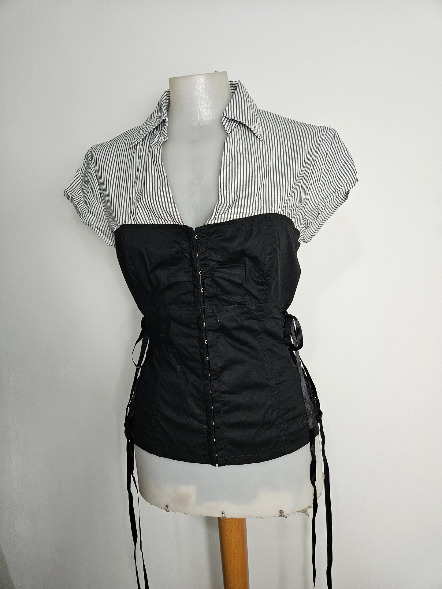 Chemise fermeture agrafes détails laçages
