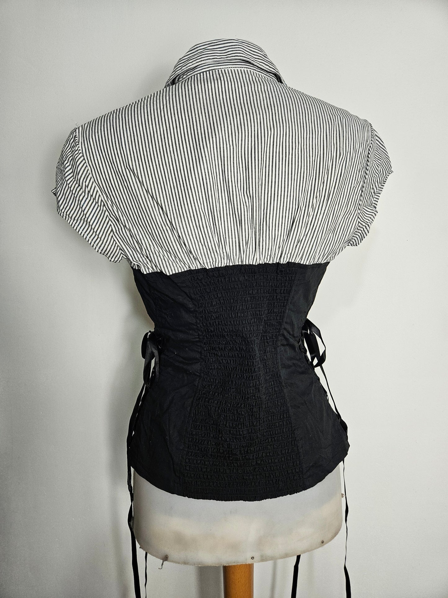 Chemise fermeture agrafes détails laçages