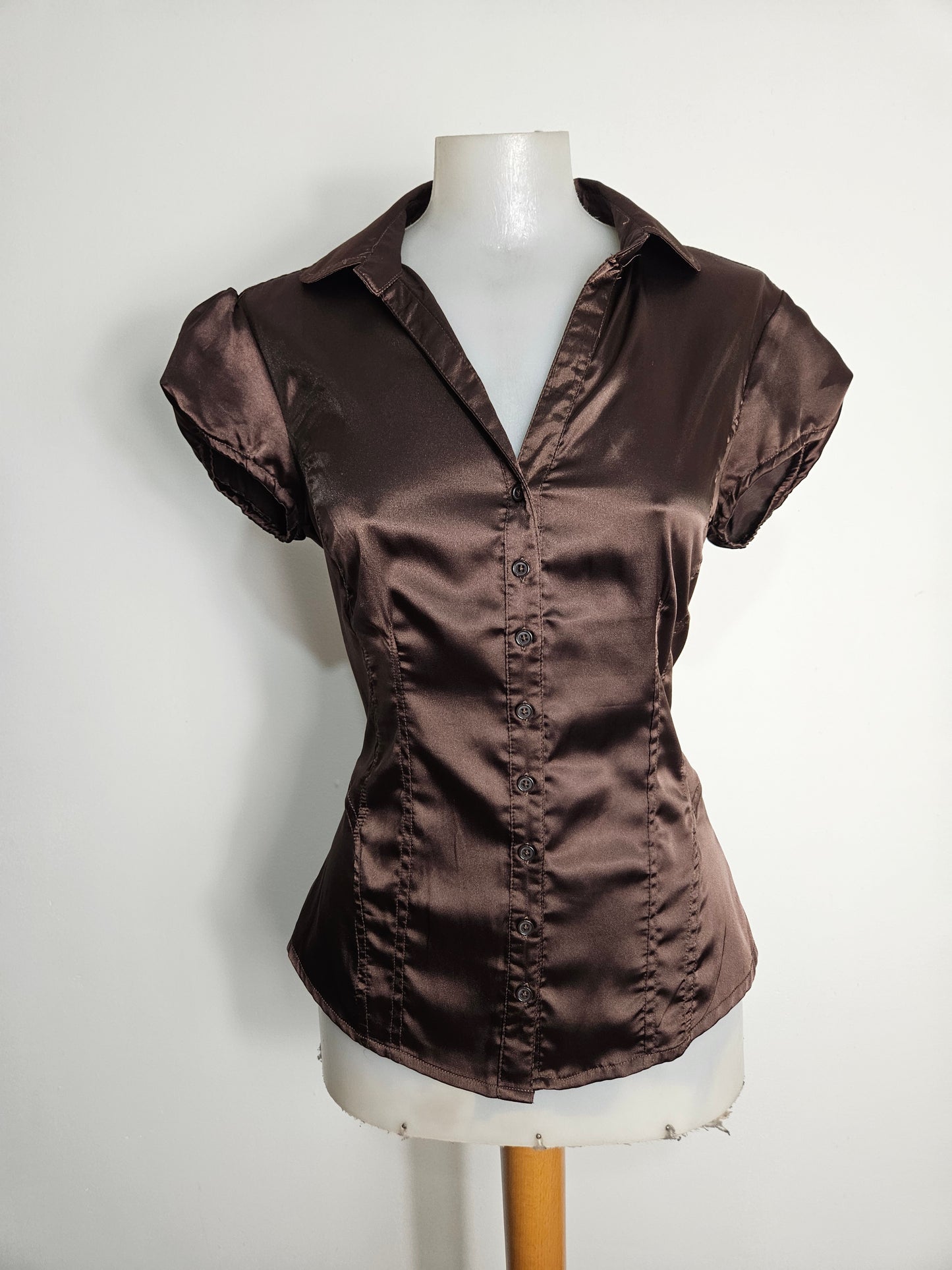 Camisa de satén con espalda de cordones