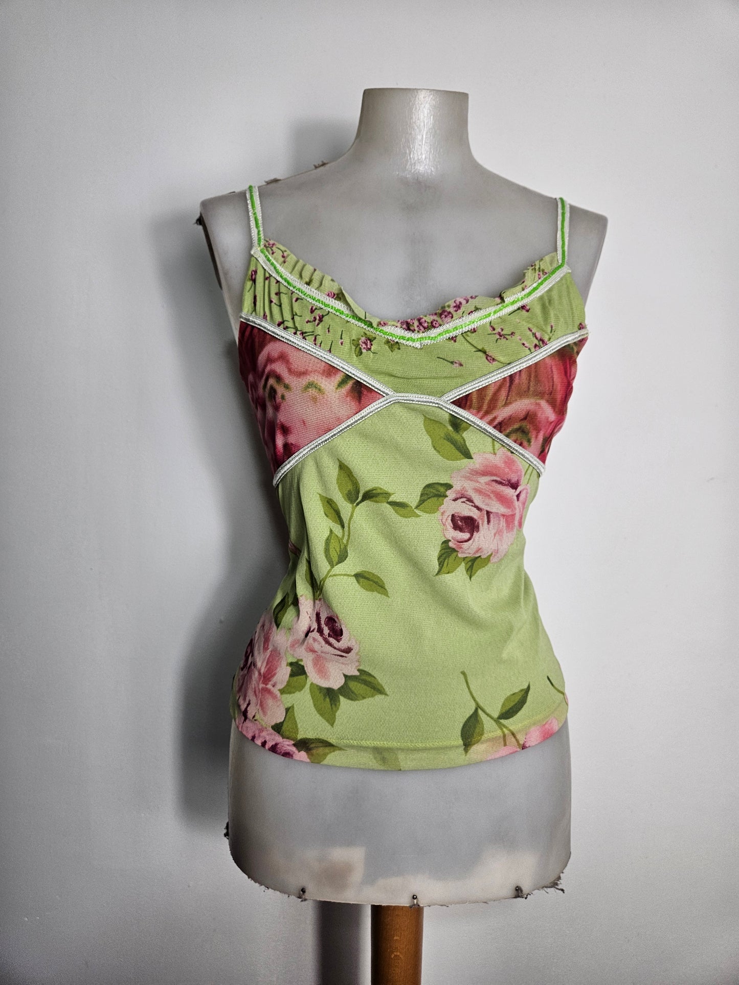 Haut en voile fleuri tons verts et rouge