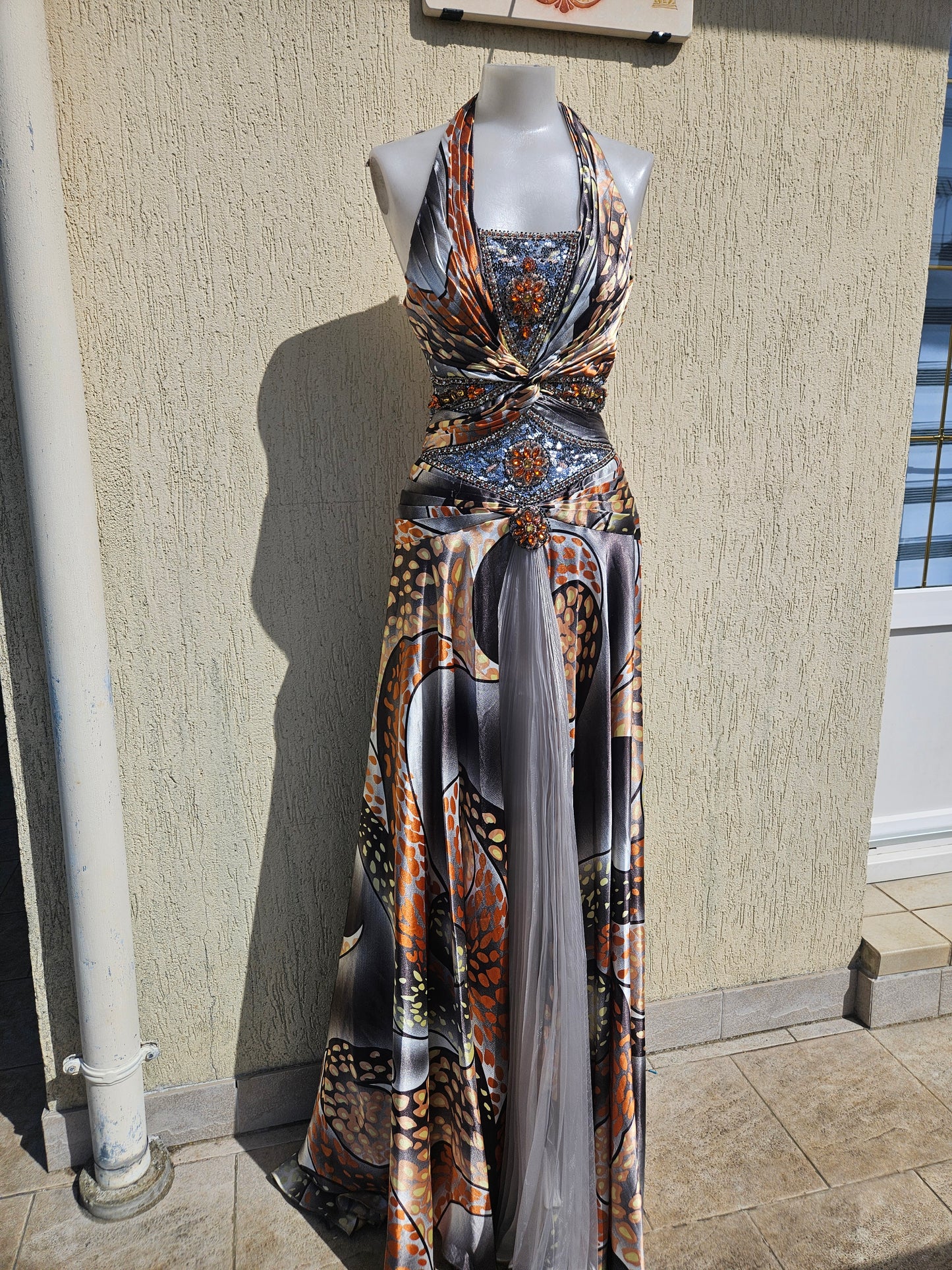 Vestido de noche en tonos naranja y gris