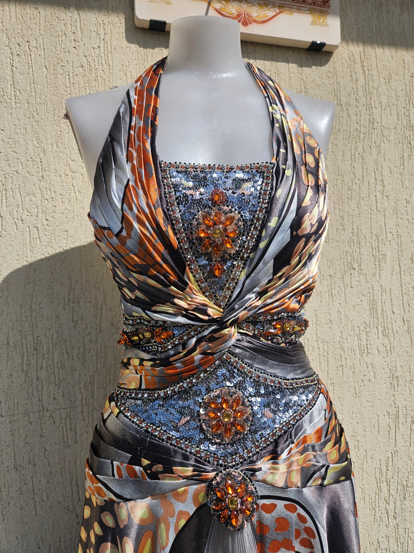 Vestido de noche en tonos naranja y gris