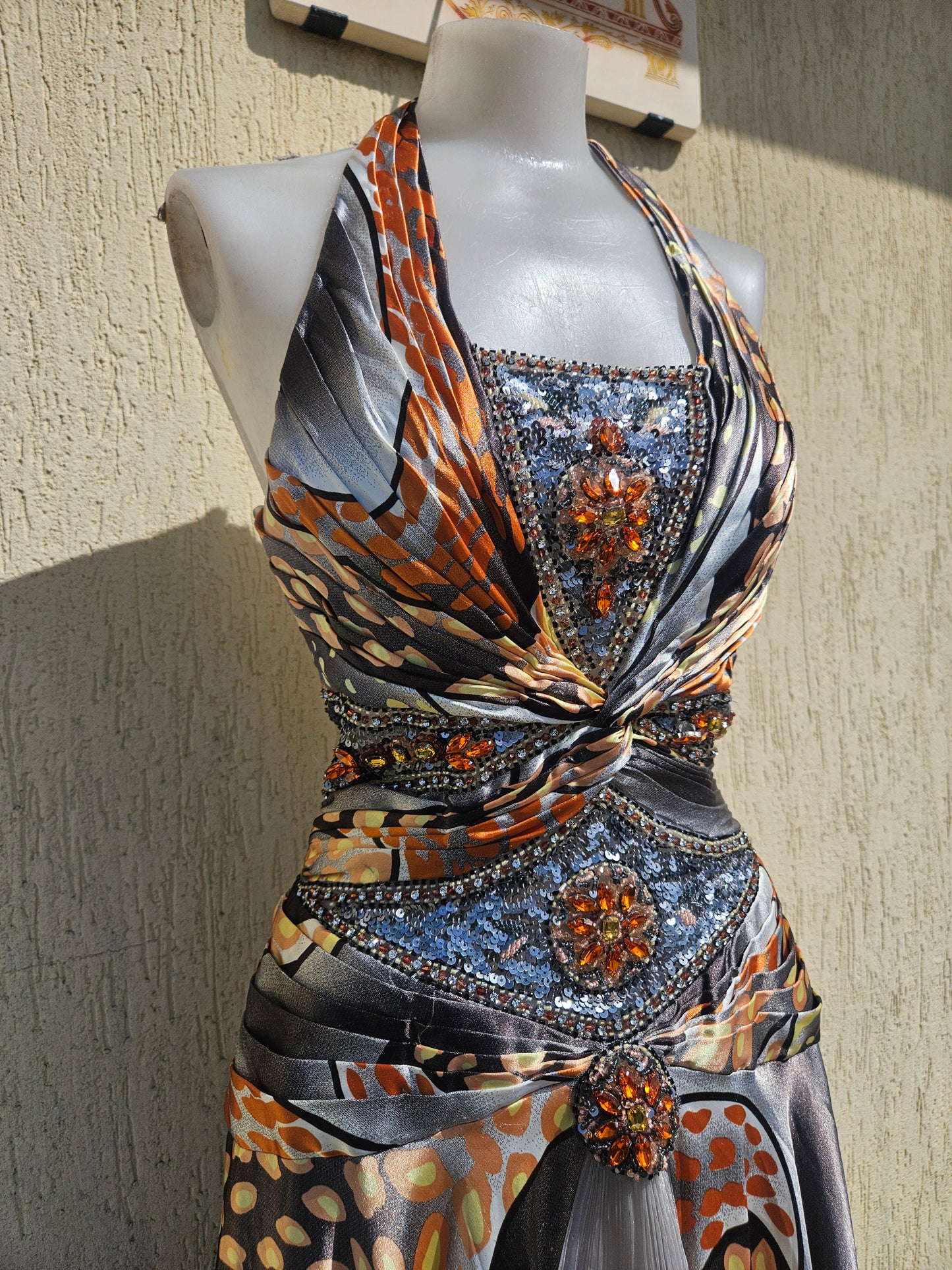 Vestido de noche en tonos naranja y gris