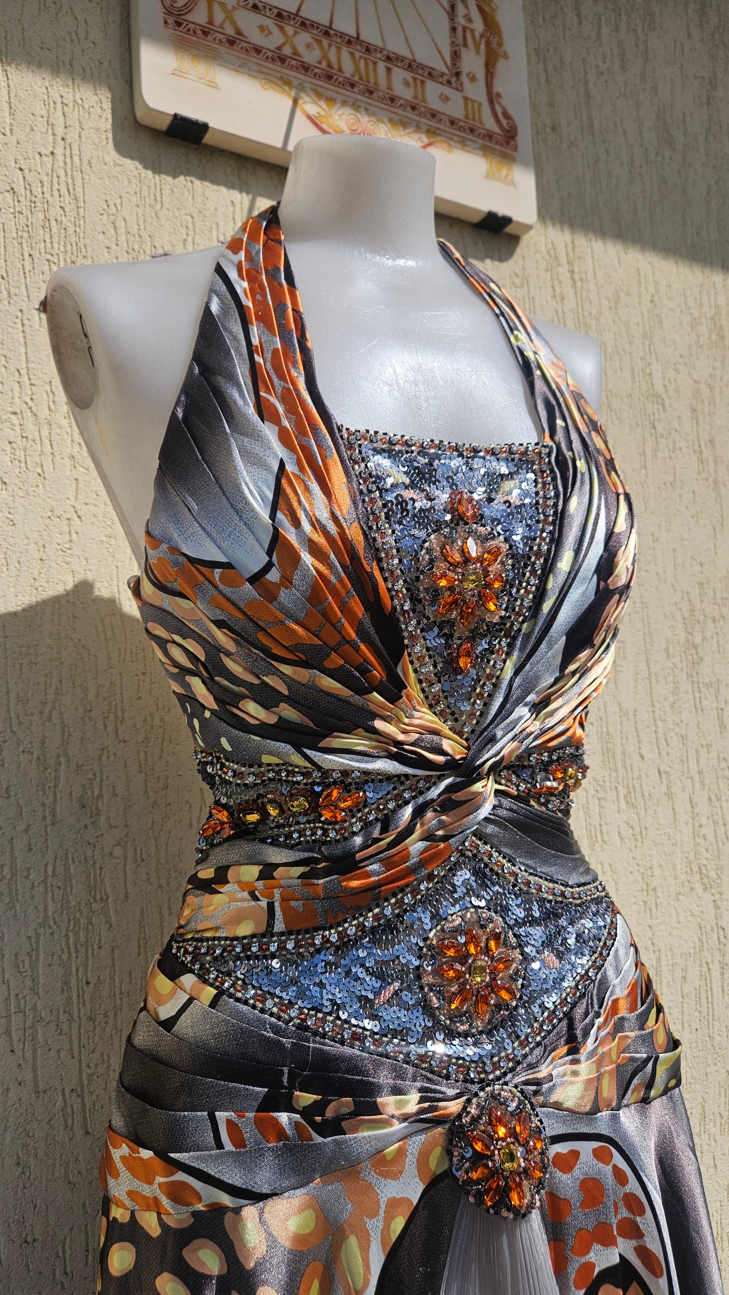 Vestido de noche en tonos naranja y gris