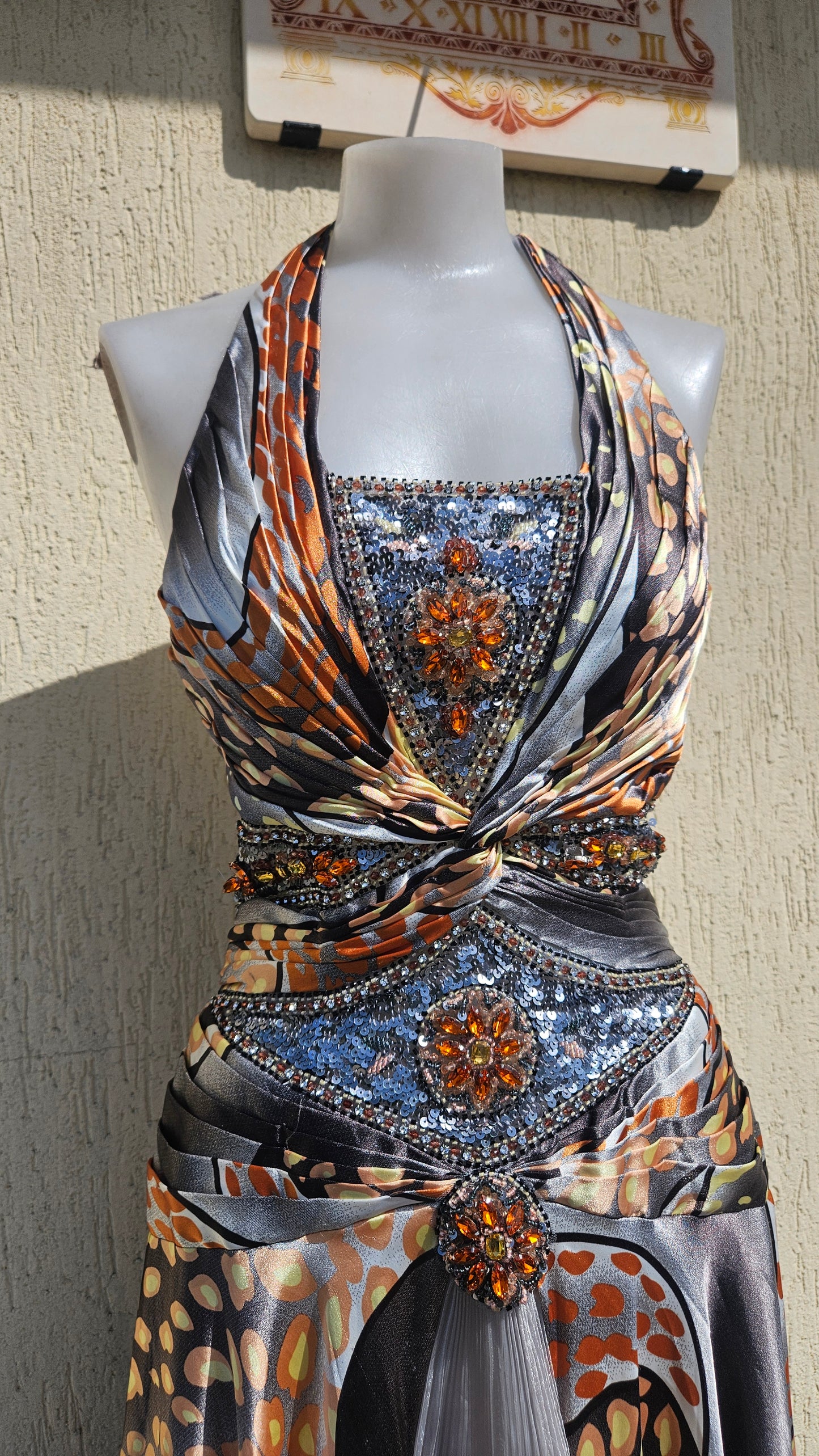 Vestido de noche en tonos naranja y gris