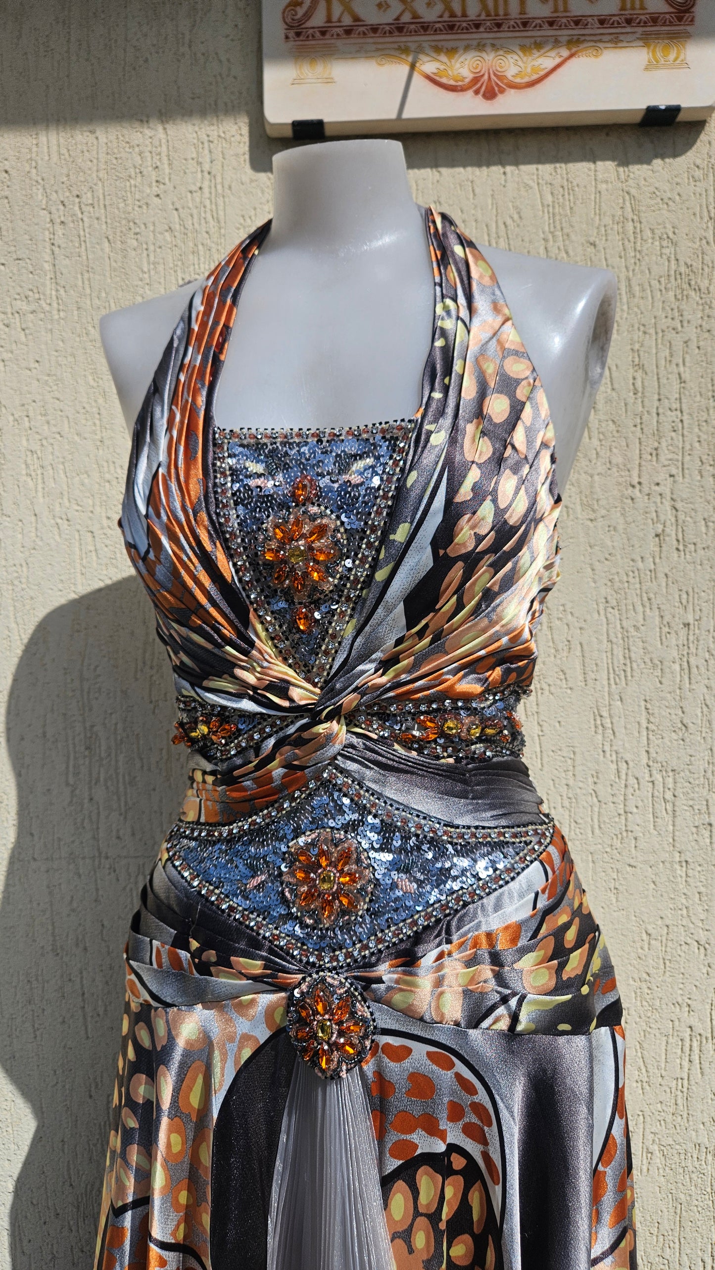 Vestido de noche en tonos naranja y gris