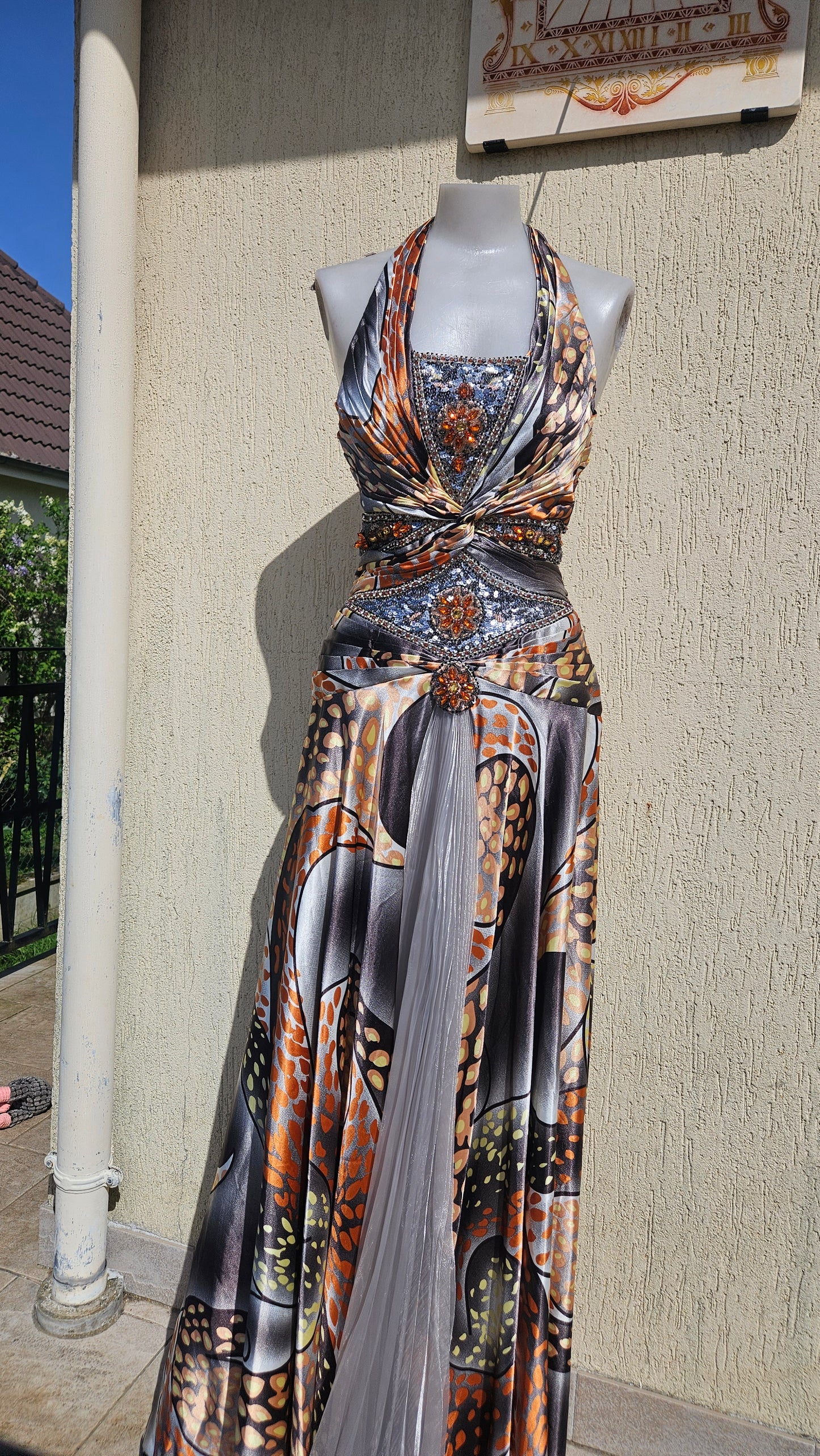 Vestido de noche en tonos naranja y gris
