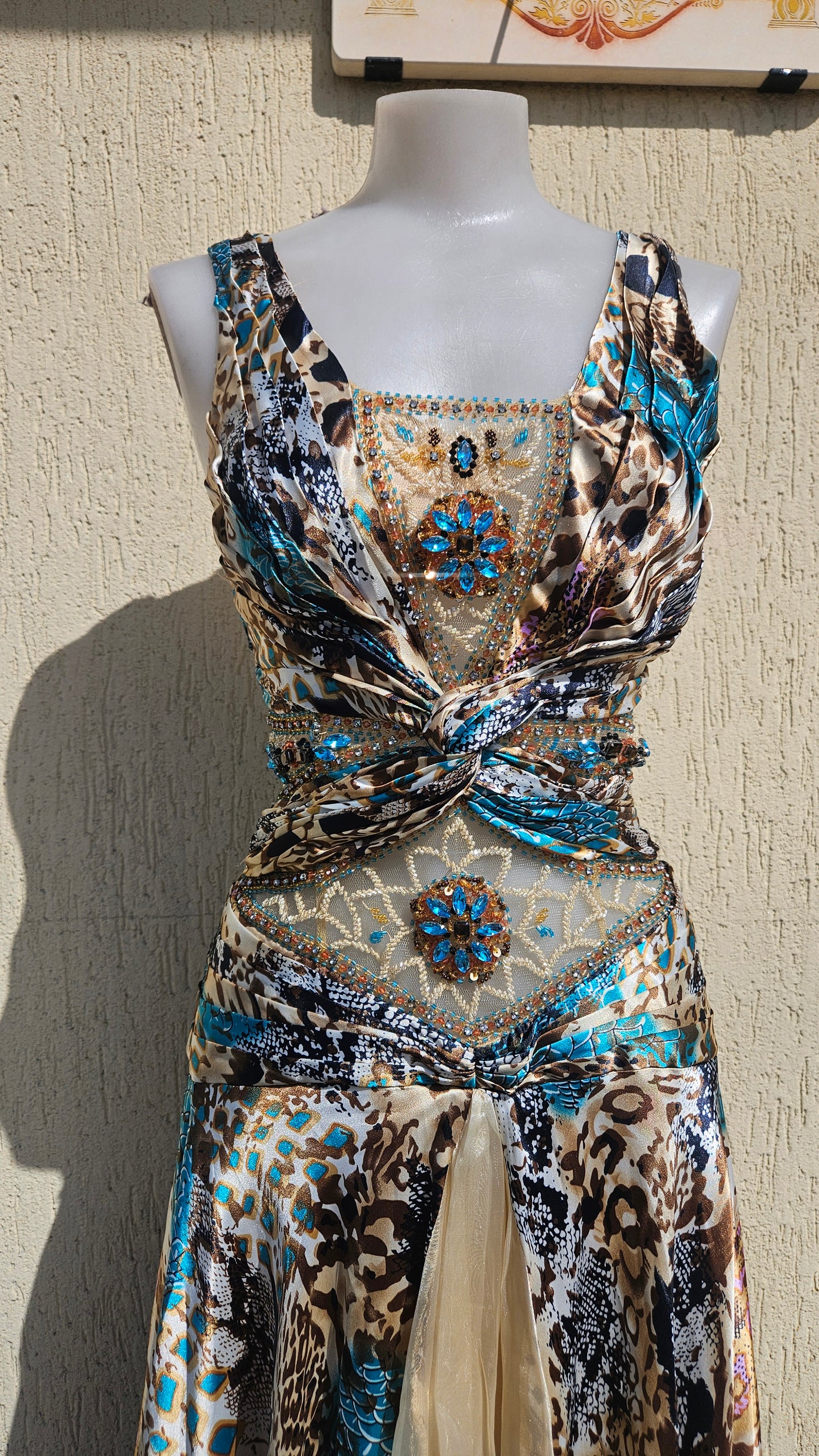 Vestido de noche en tonos beige y azul