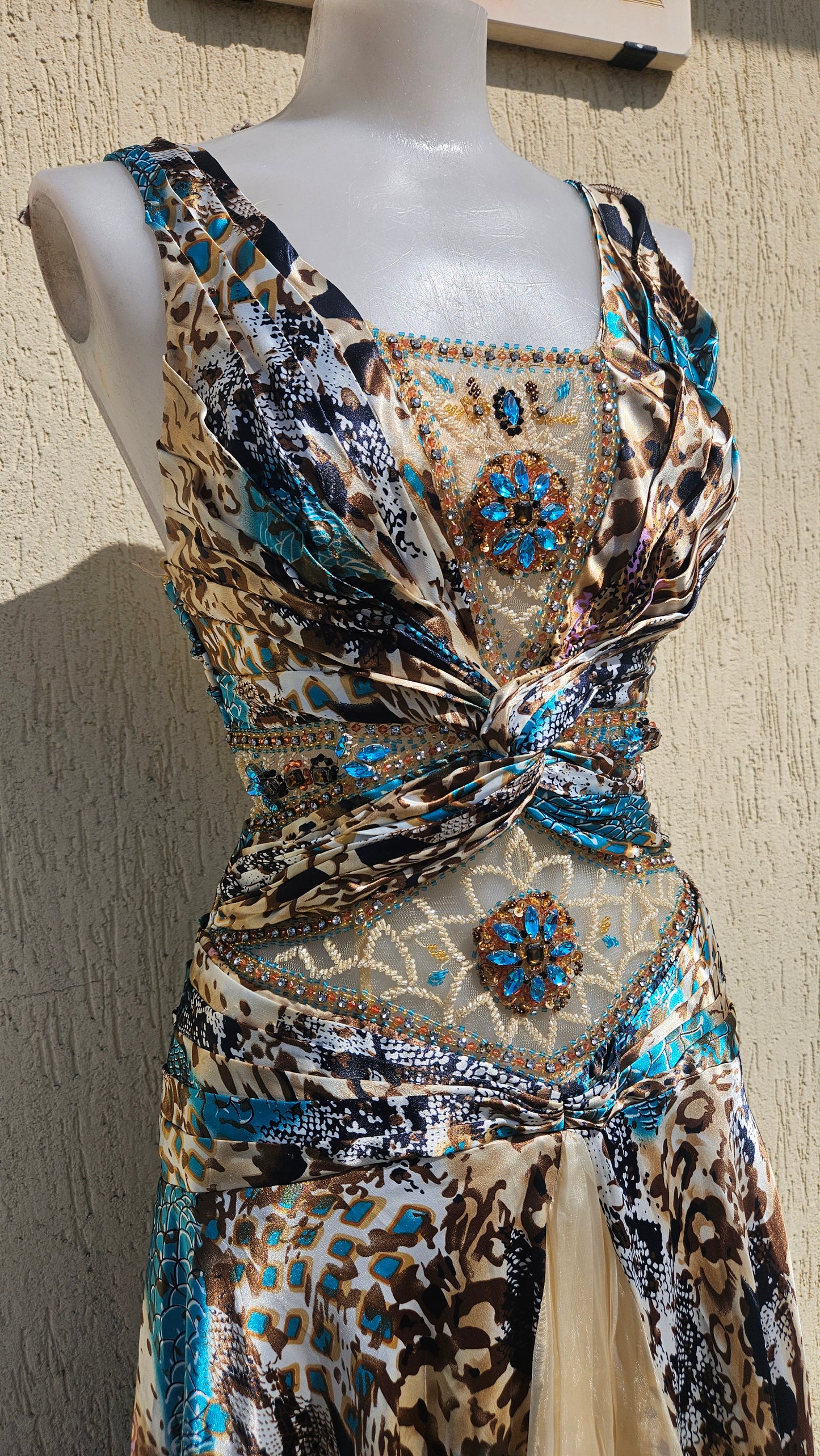 Vestido de noche en tonos beige y azul
