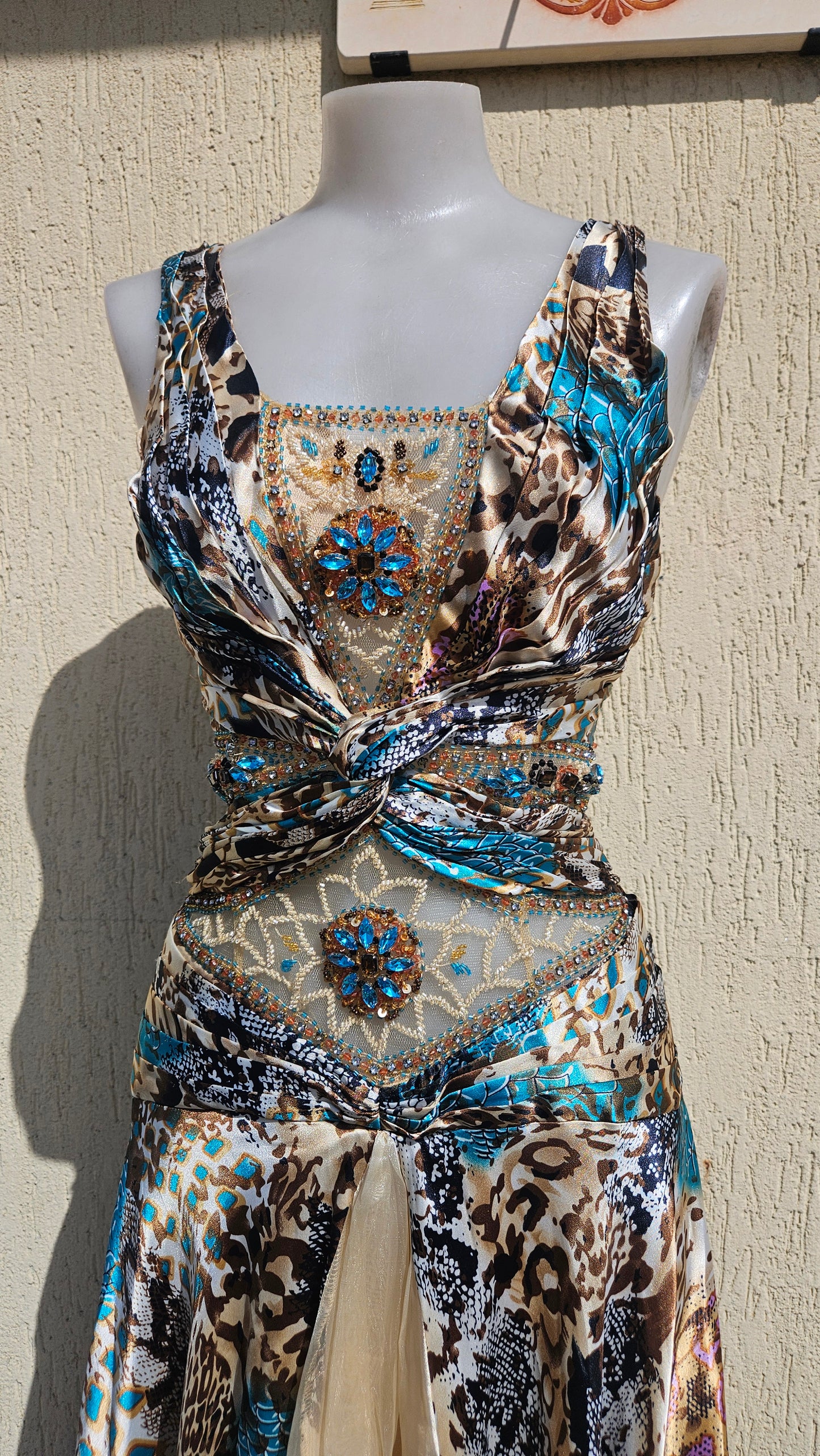 Vestido de noche en tonos beige y azul