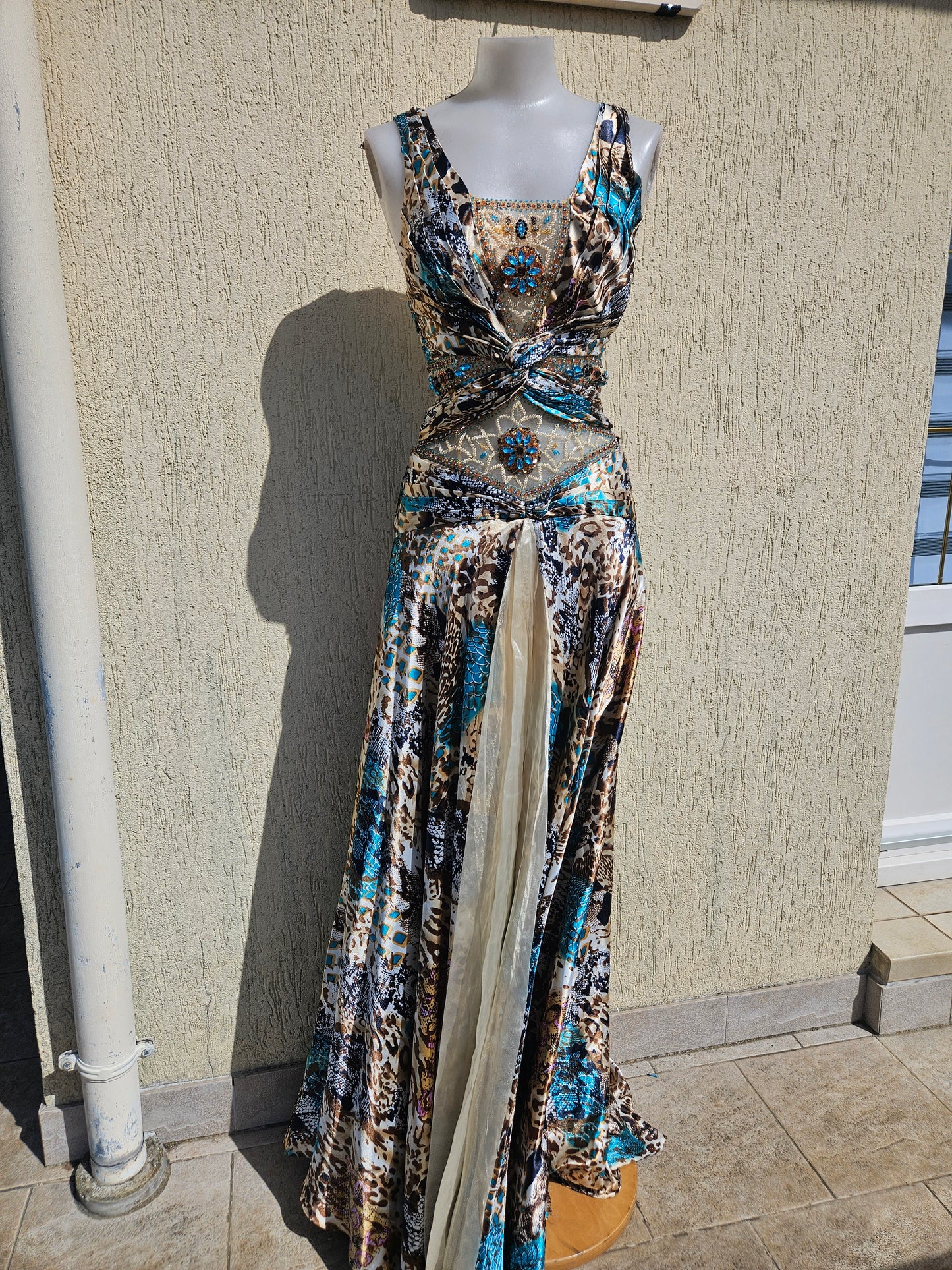 Vestido de noche en tonos beige y azul