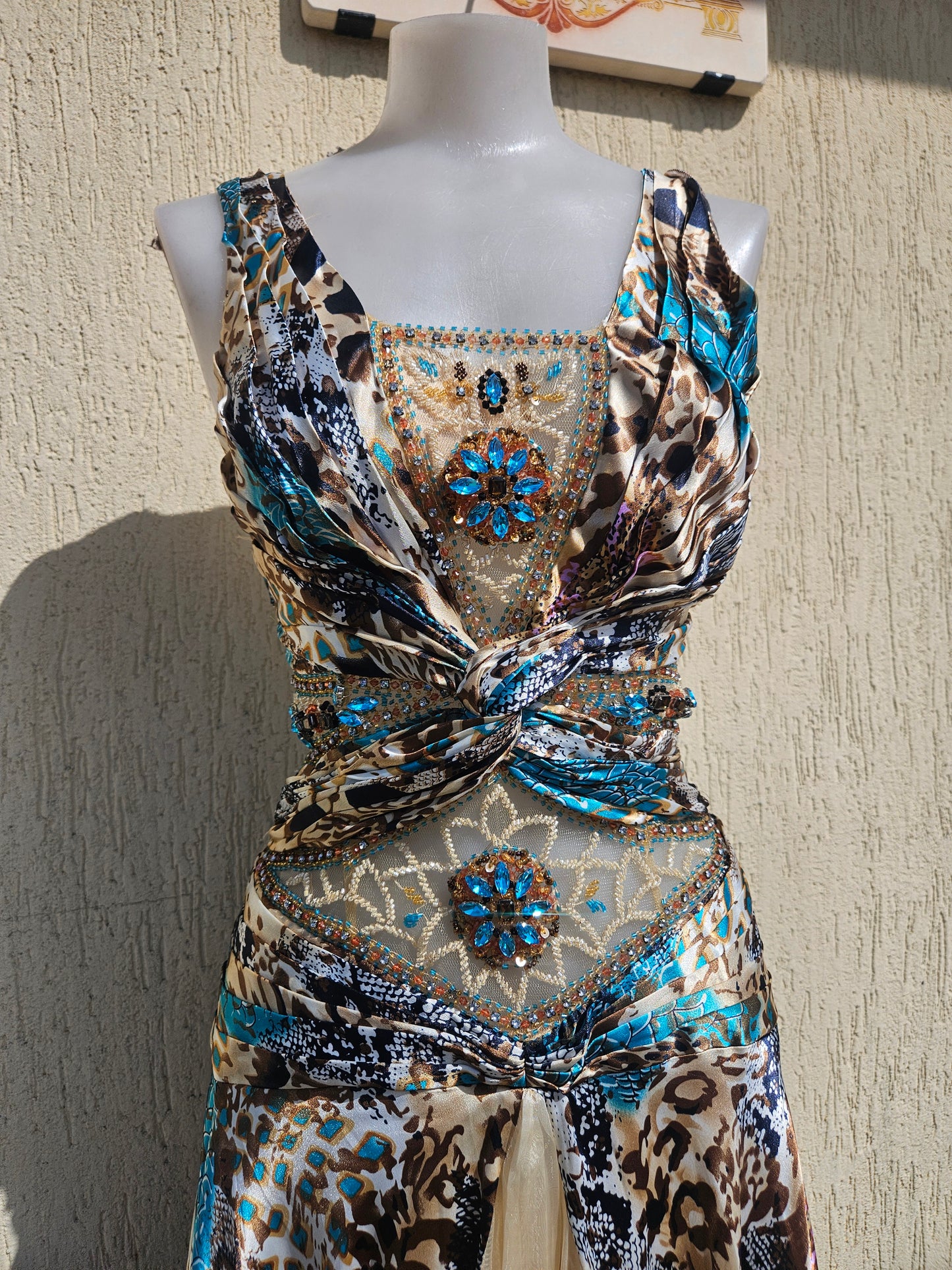 Vestido de noche en tonos beige y azul