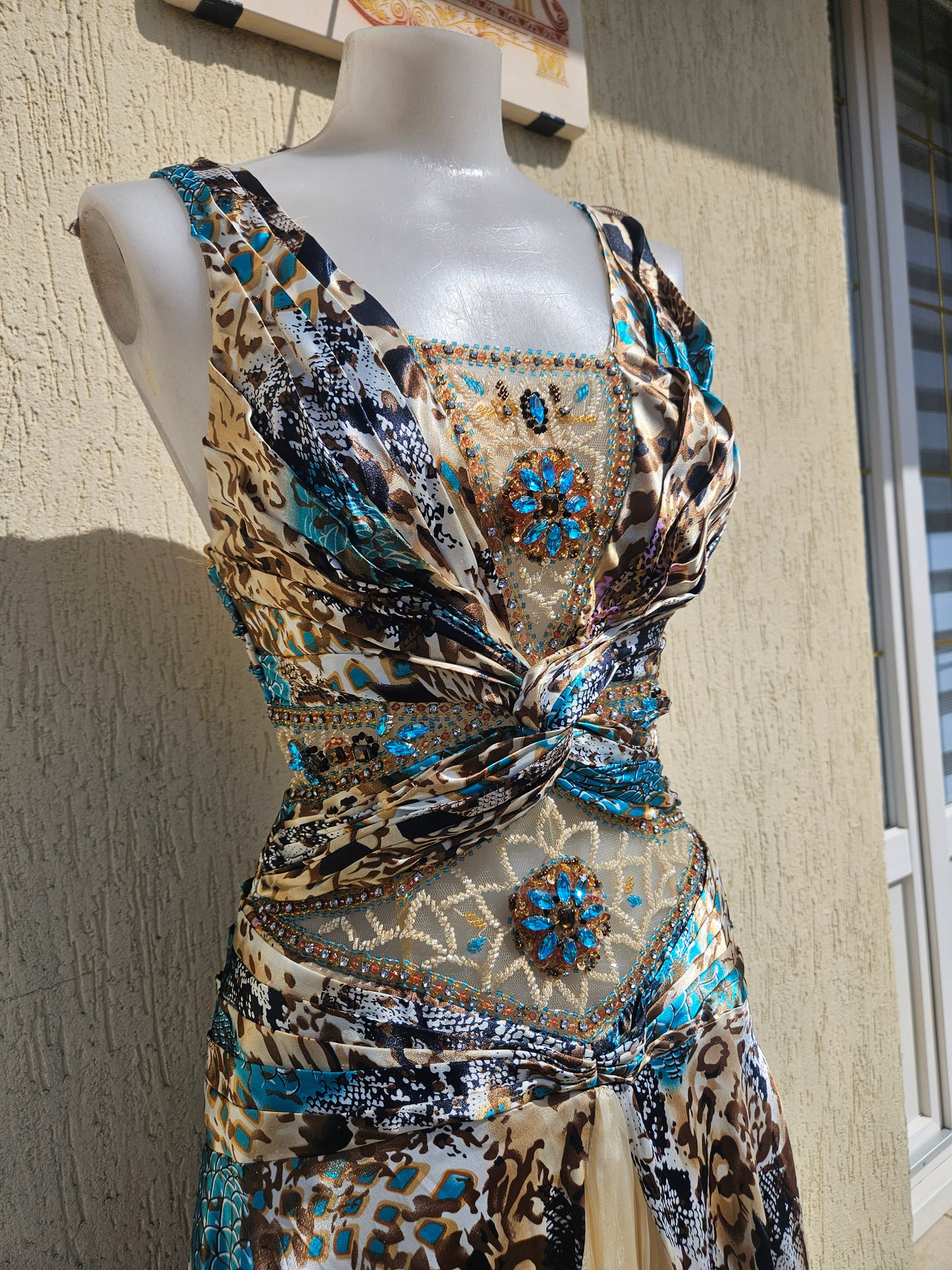 Vestido de noche en tonos beige y azul