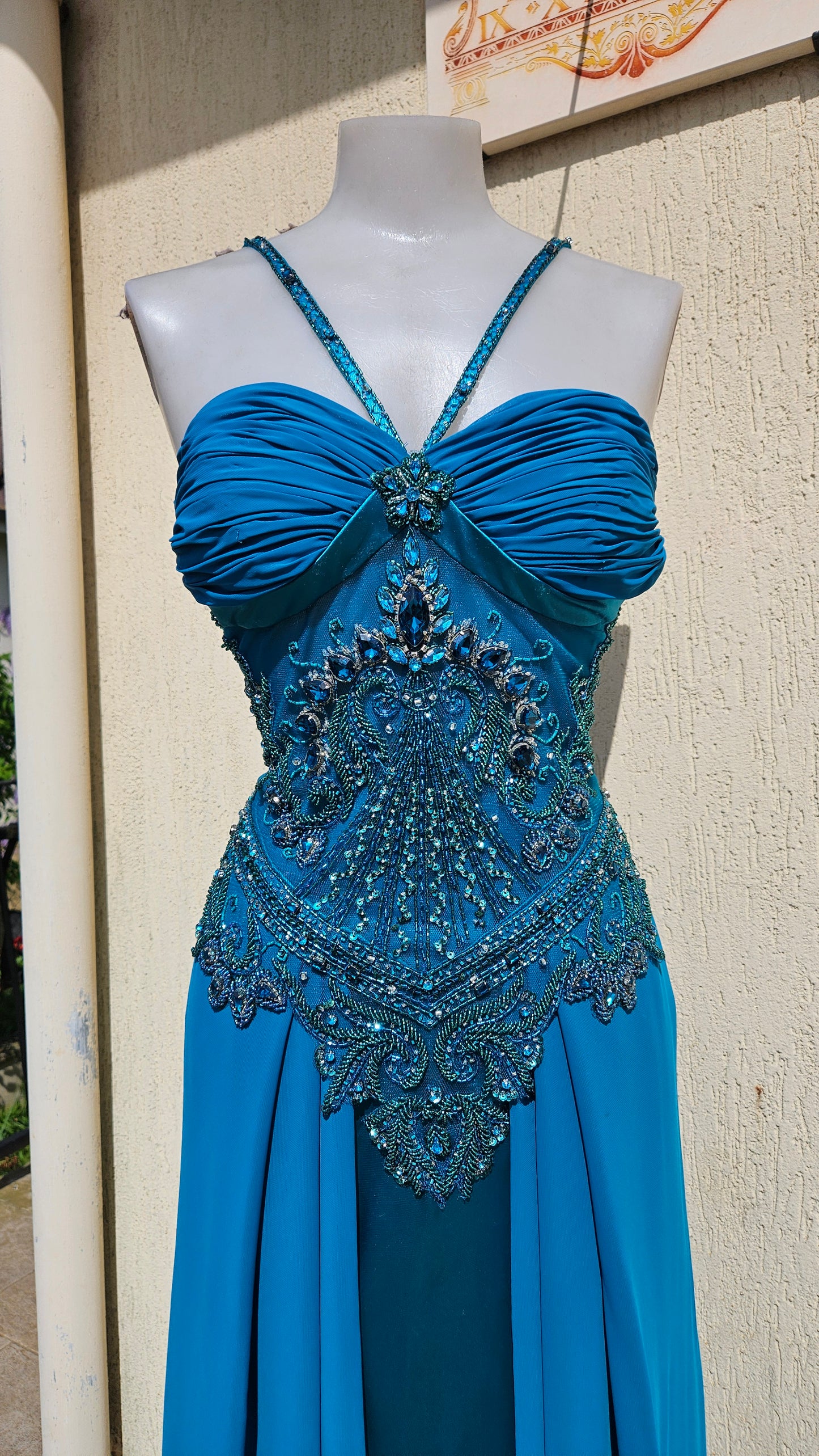 Vestido de noche azul bordado