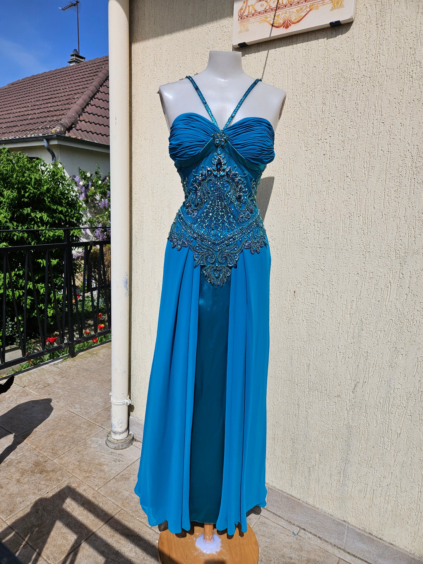 Vestido de noche azul bordado