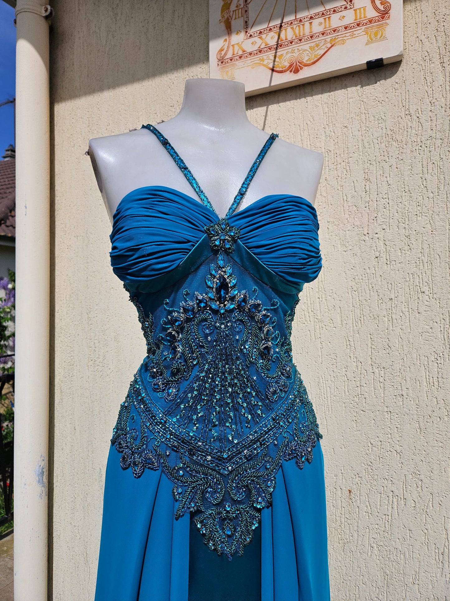 Vestido de noche azul bordado
