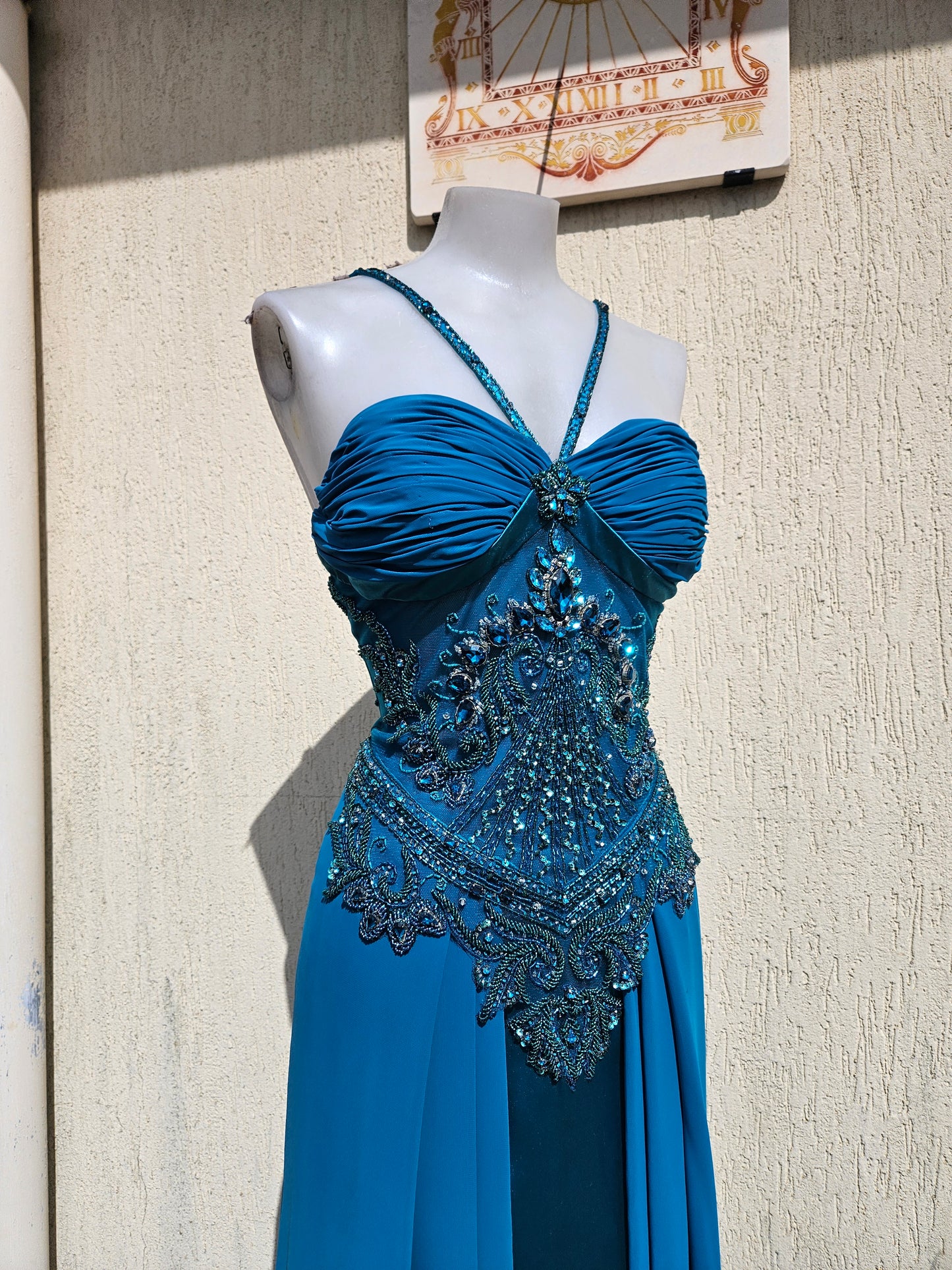 Vestido de noche azul bordado