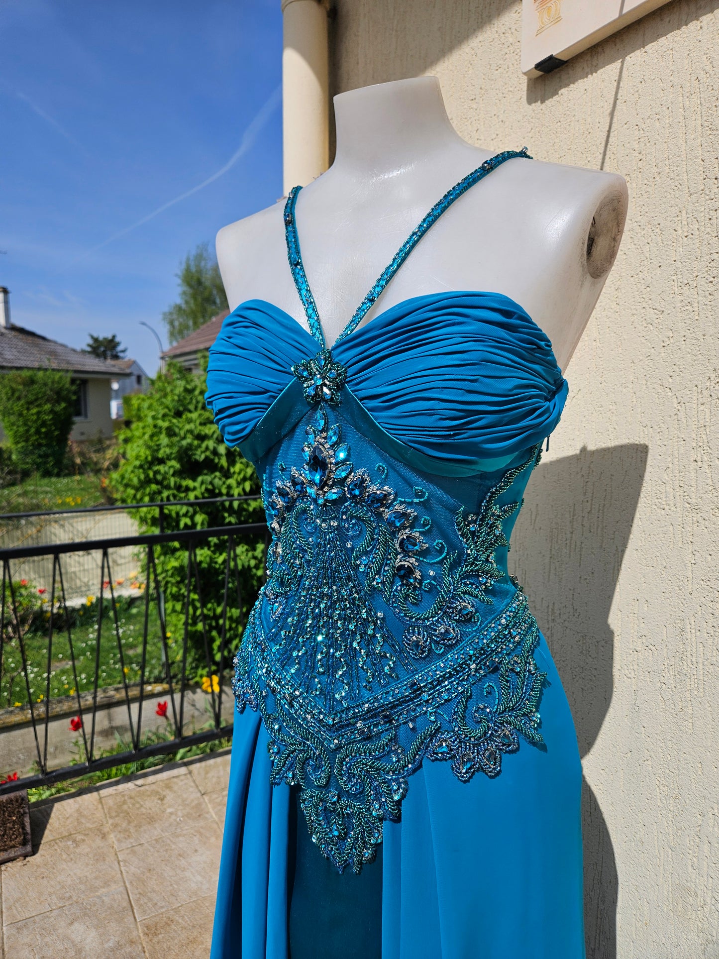 Vestido de noche azul bordado