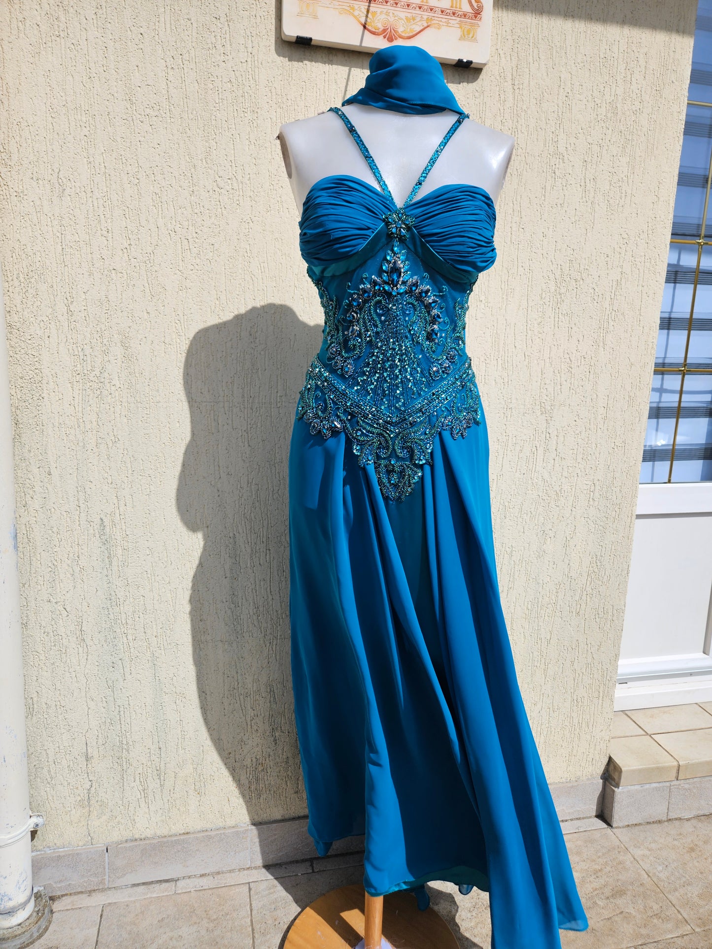 Vestido de noche azul bordado