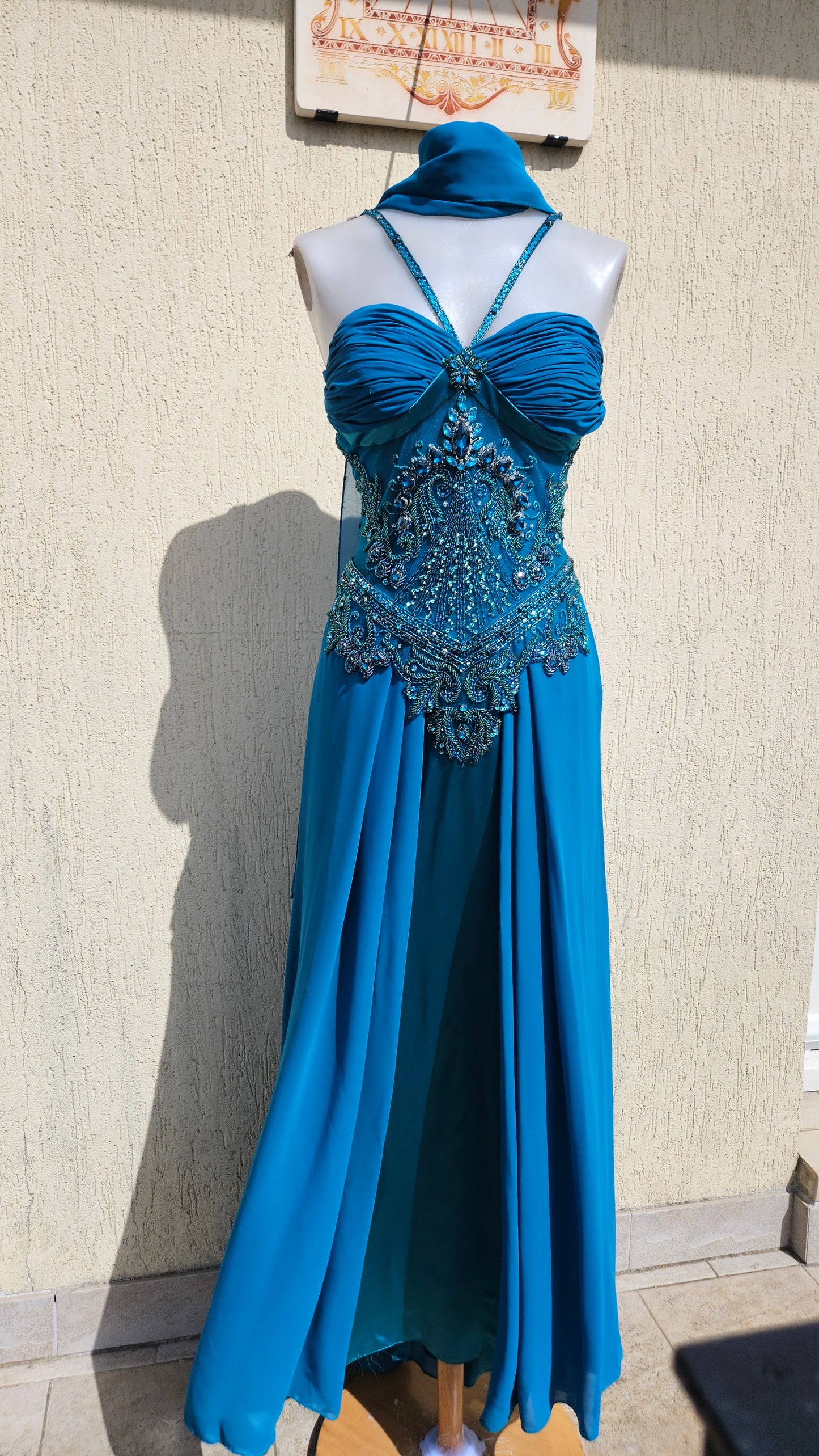 Vestido de noche azul bordado