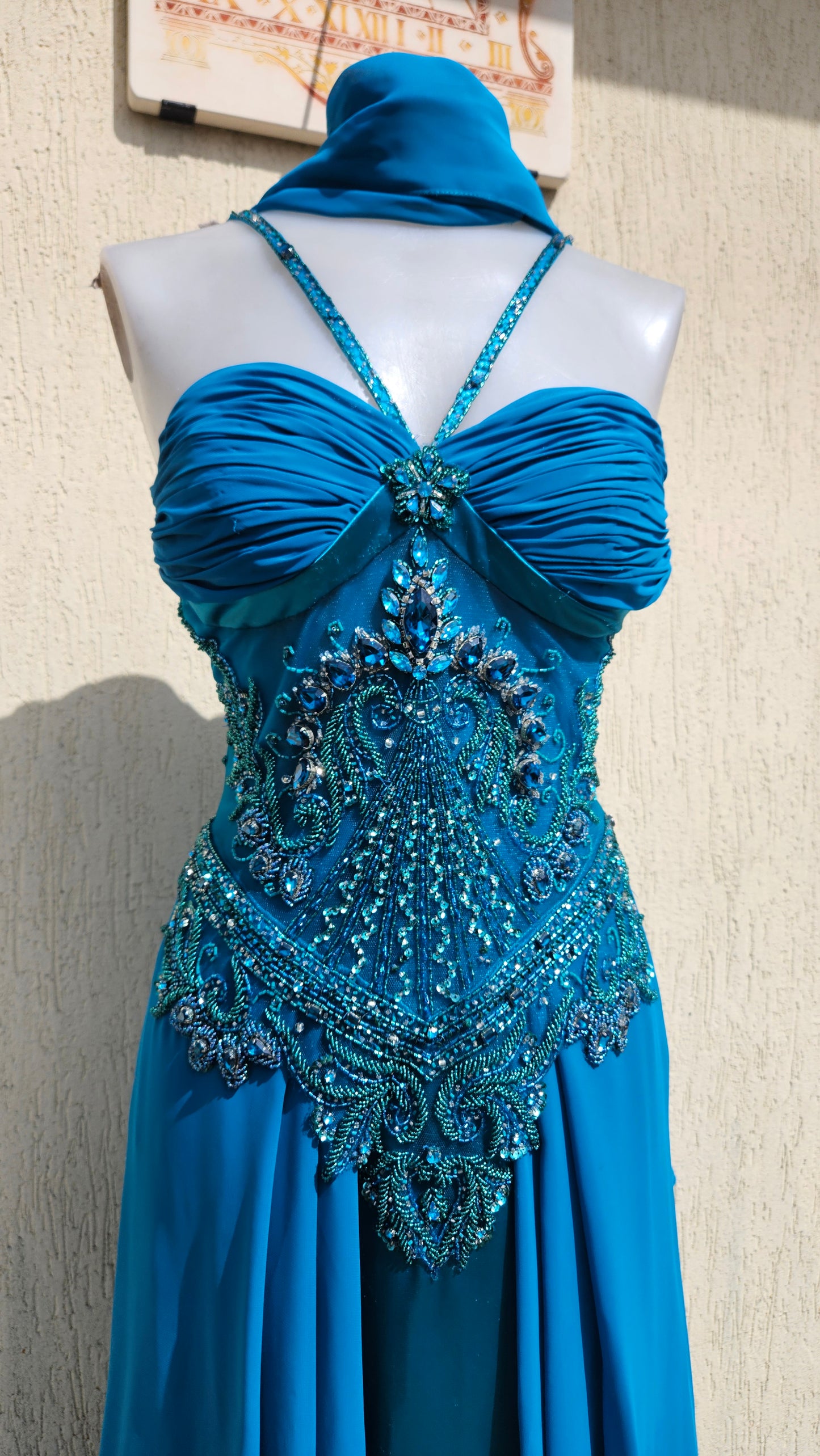 Vestido de noche azul bordado
