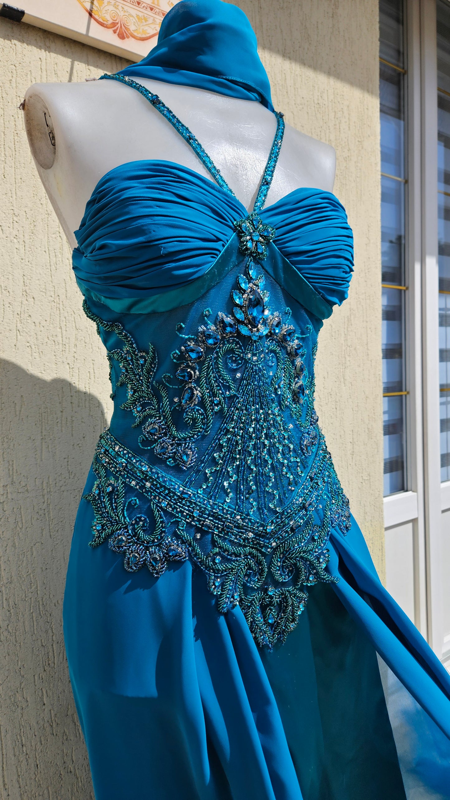 Vestido de noche azul bordado