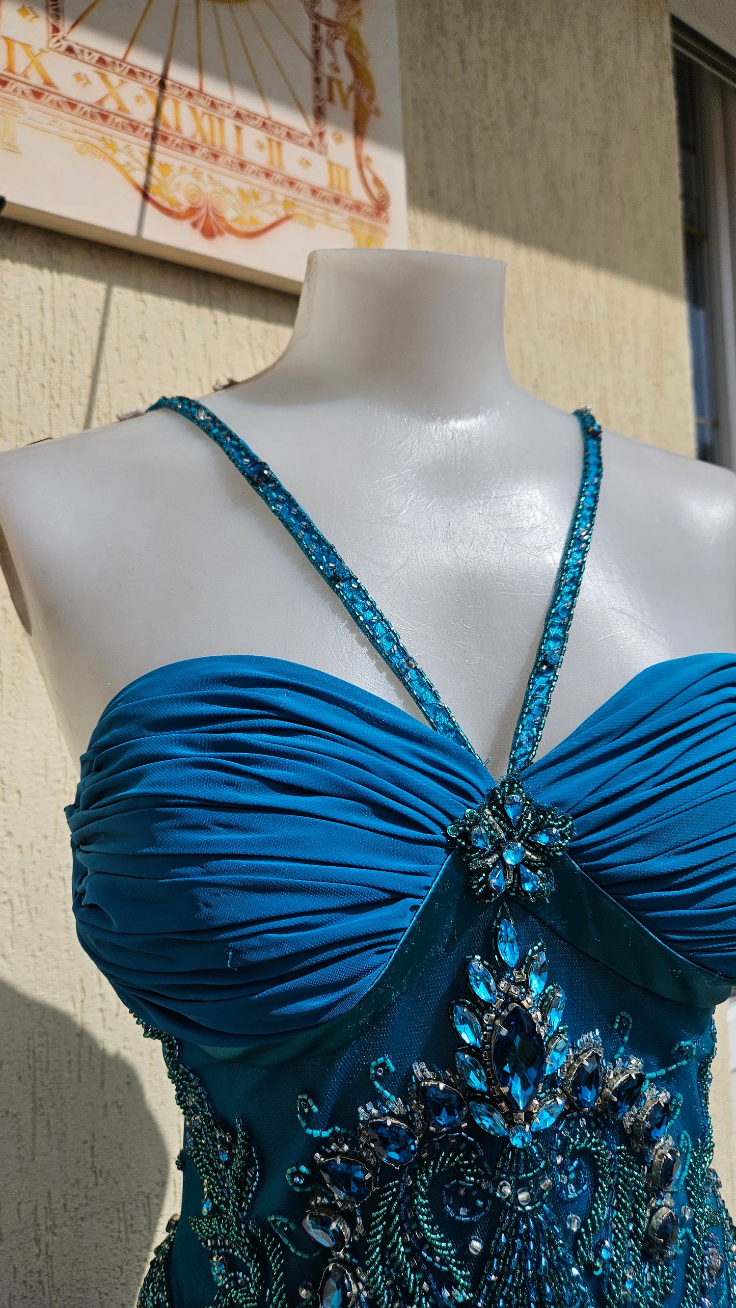 Vestido de noche azul bordado