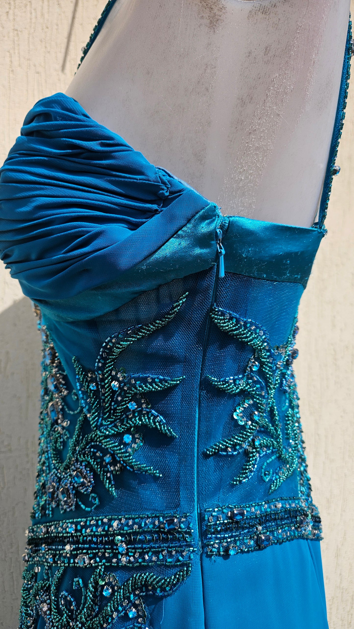 Vestido de noche azul bordado