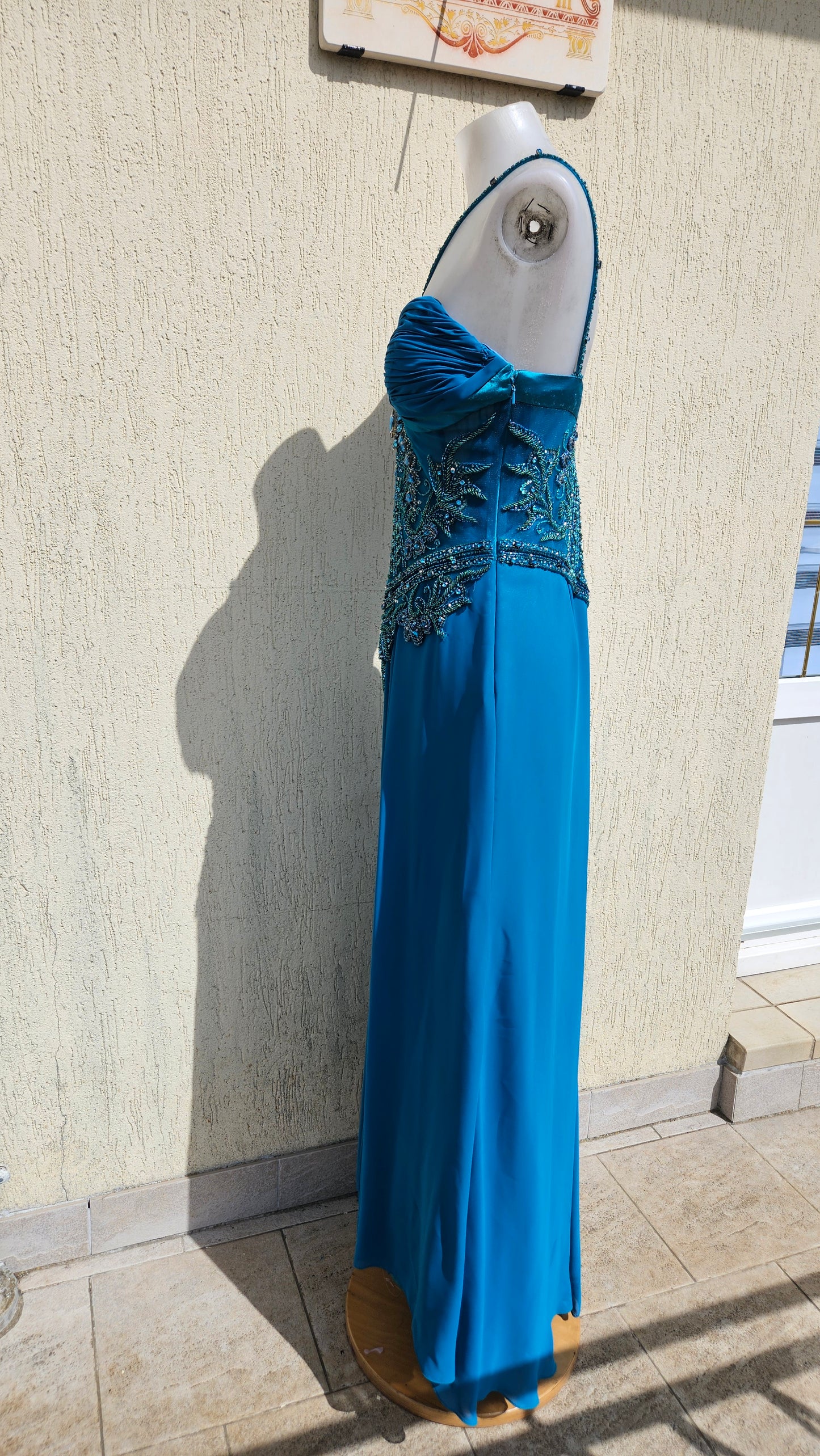 Vestido de noche azul bordado