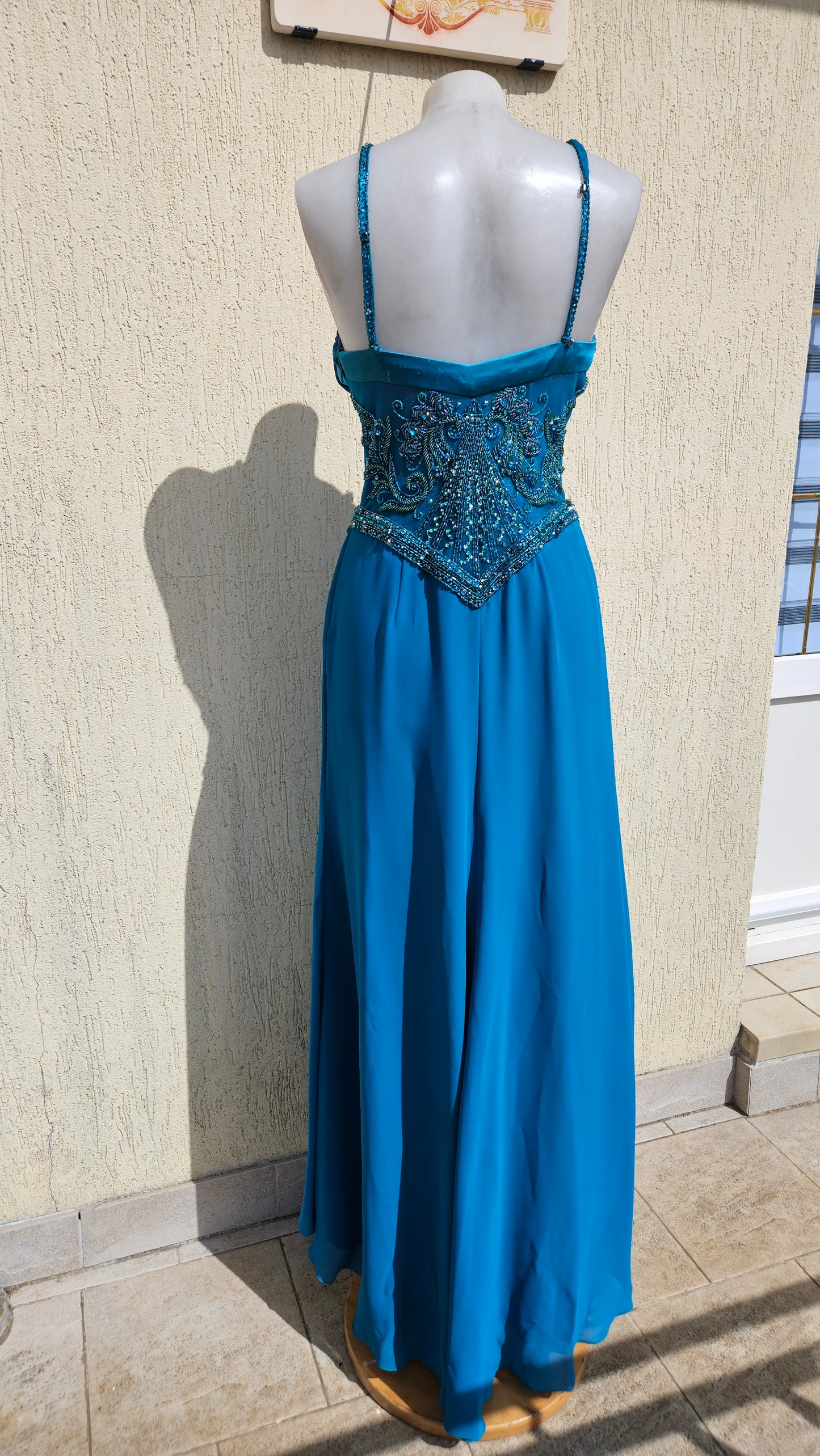 Vestido de noche azul bordado