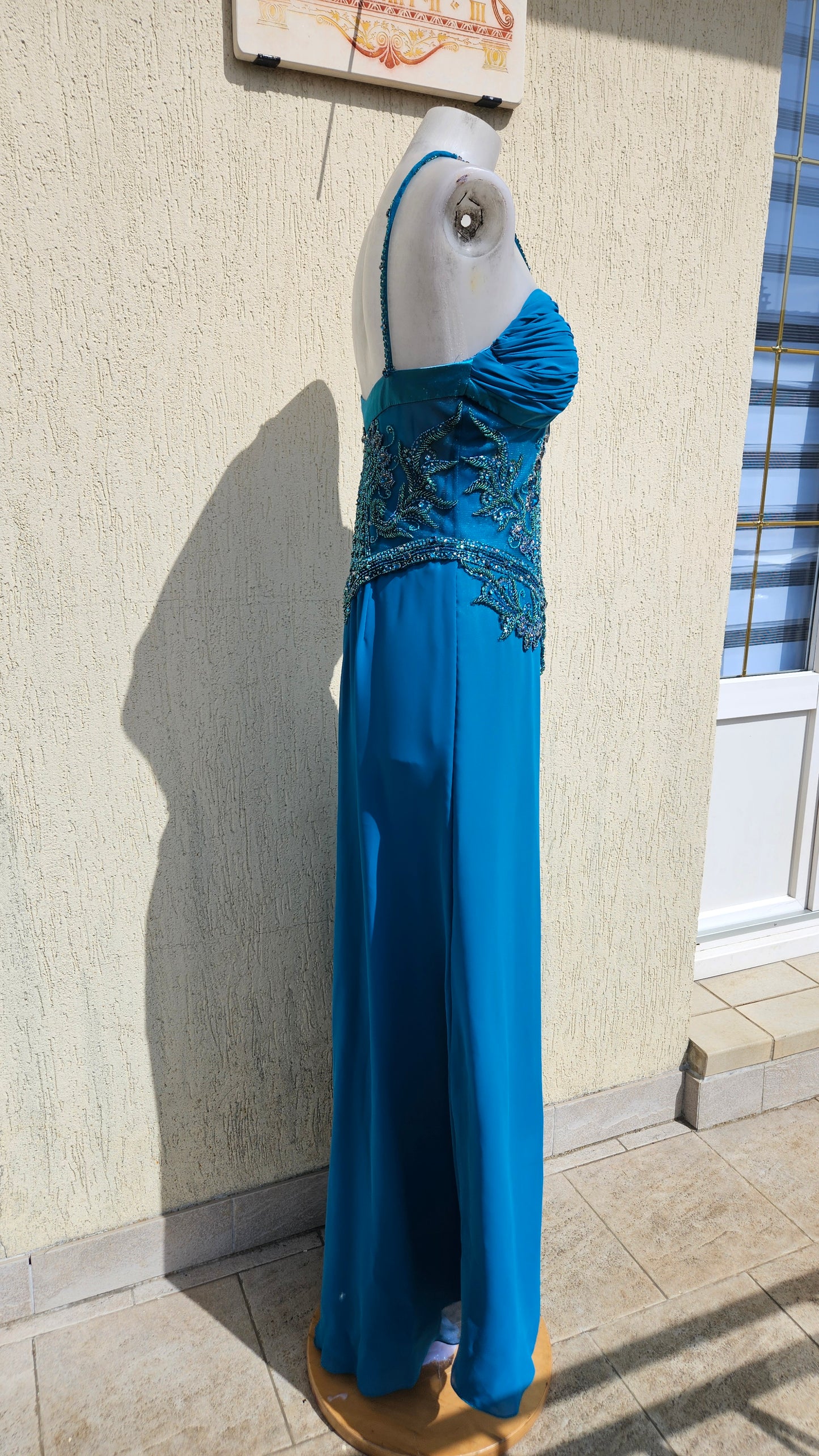Vestido de noche azul bordado