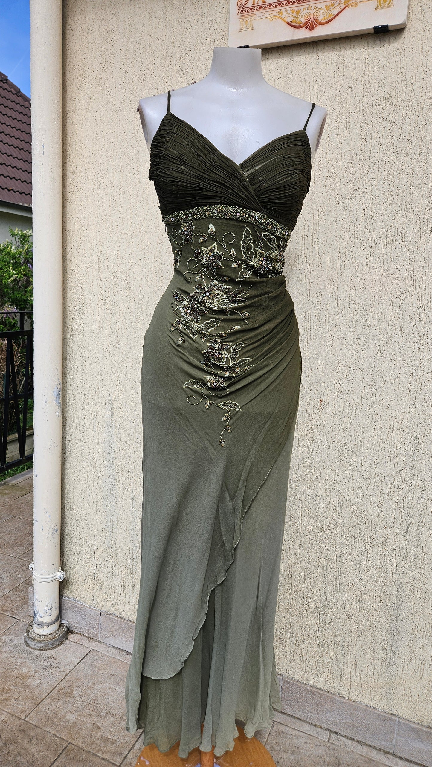 Robe en soie verte brodée