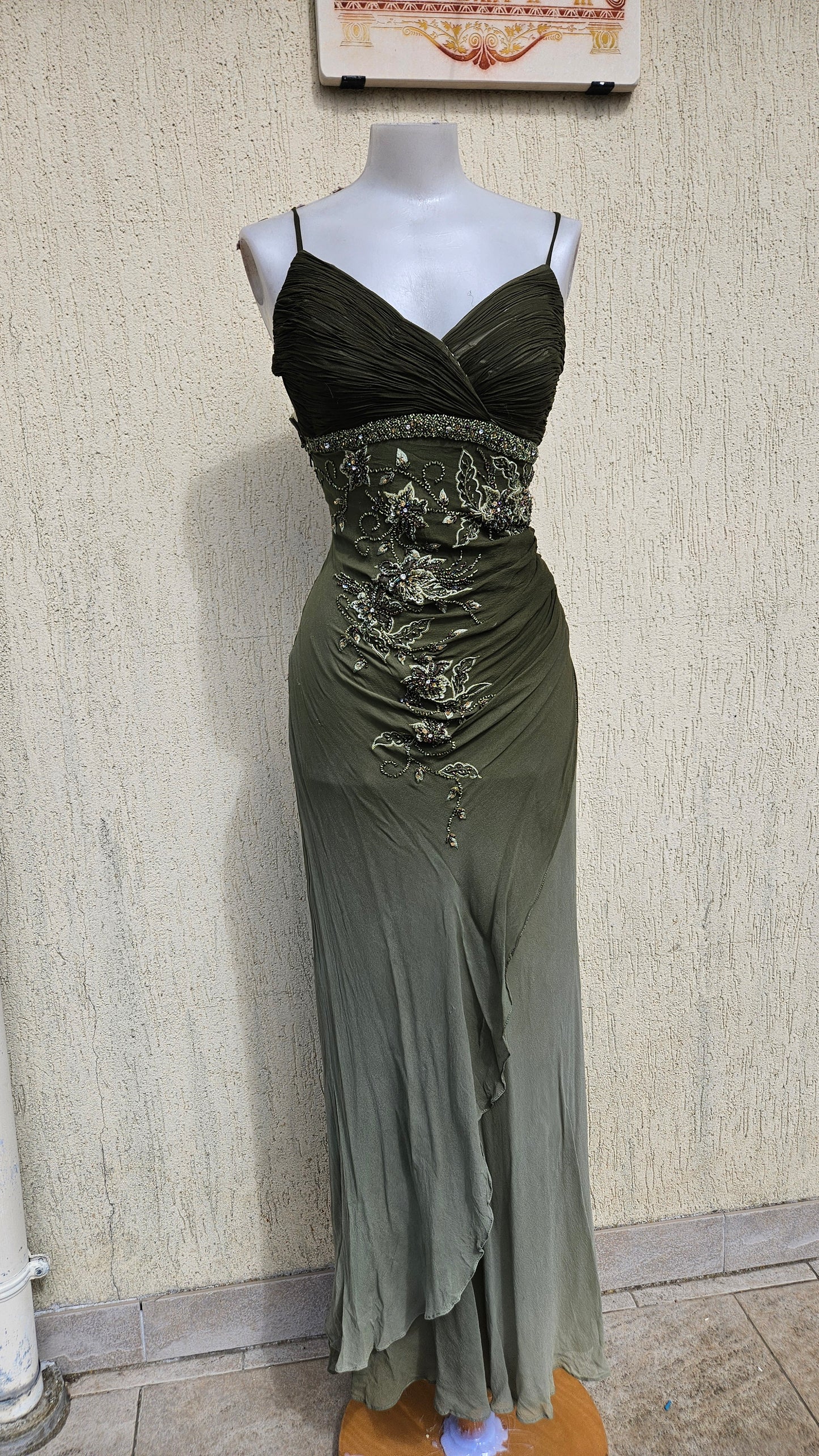 Robe en soie verte brodée