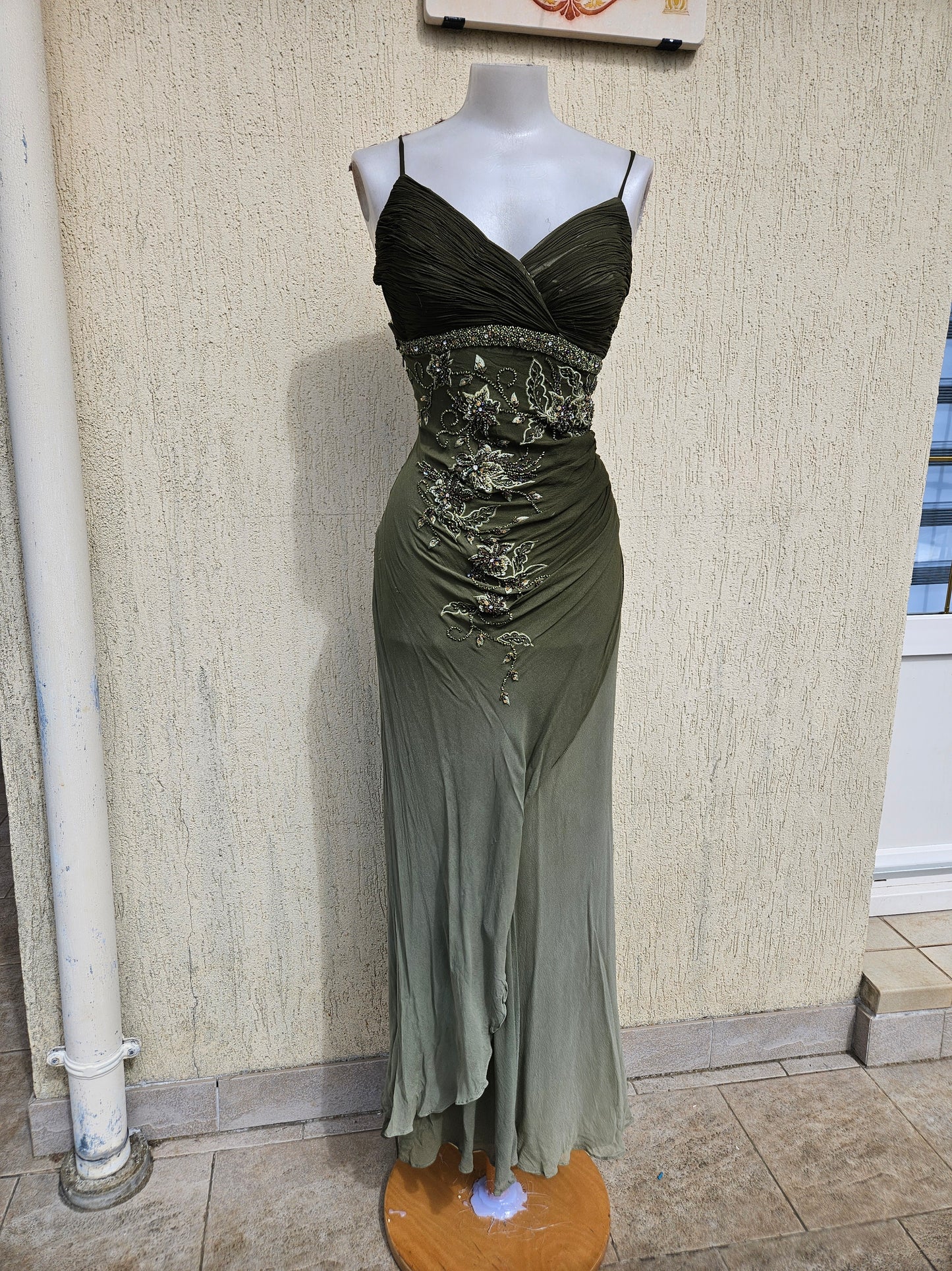 Robe en soie verte brodée