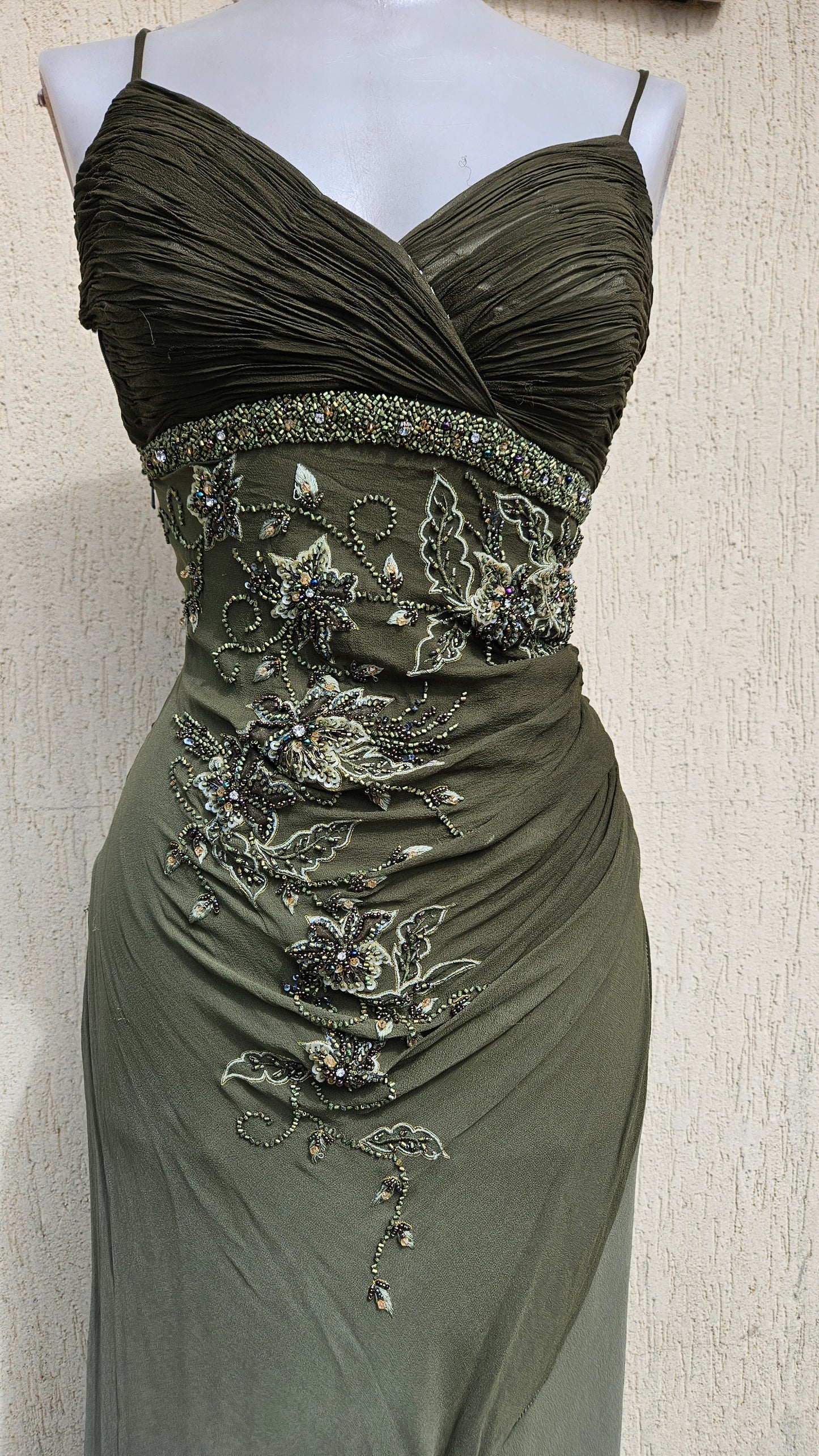 Robe en soie verte brodée